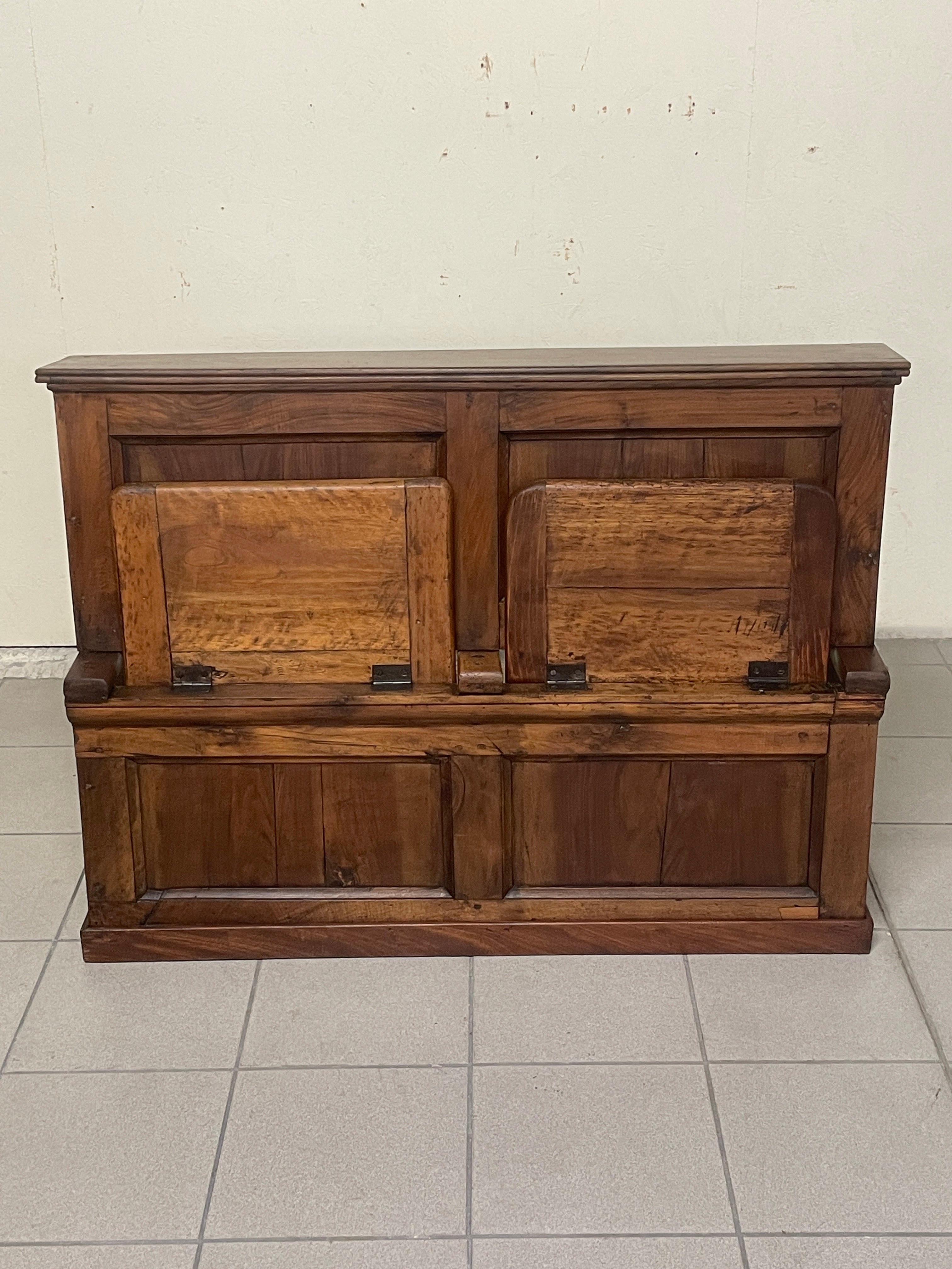 Antica panca dell'800 in legno di noce con due sedili ribaltabili.

La panca realizzata da artigiani dell'Italia del nord, era adibita a panca da chiesa, oggi utilizzabile in qualsiasi ambiente, anche in contesti più moderni.

I sedili sono