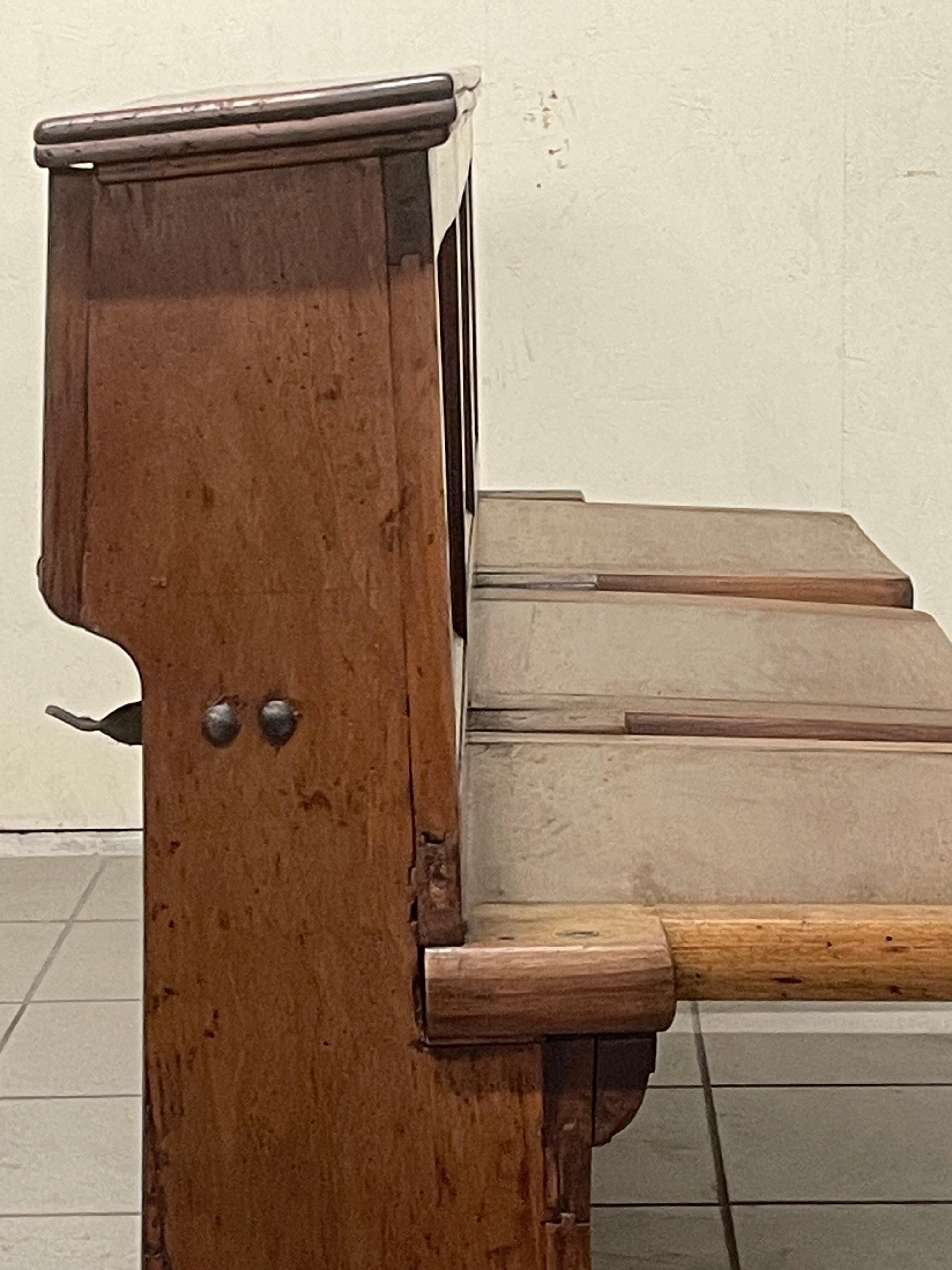 Antica panca in noce con tre sedute a ribalta, Italien, '800 im Angebot 7