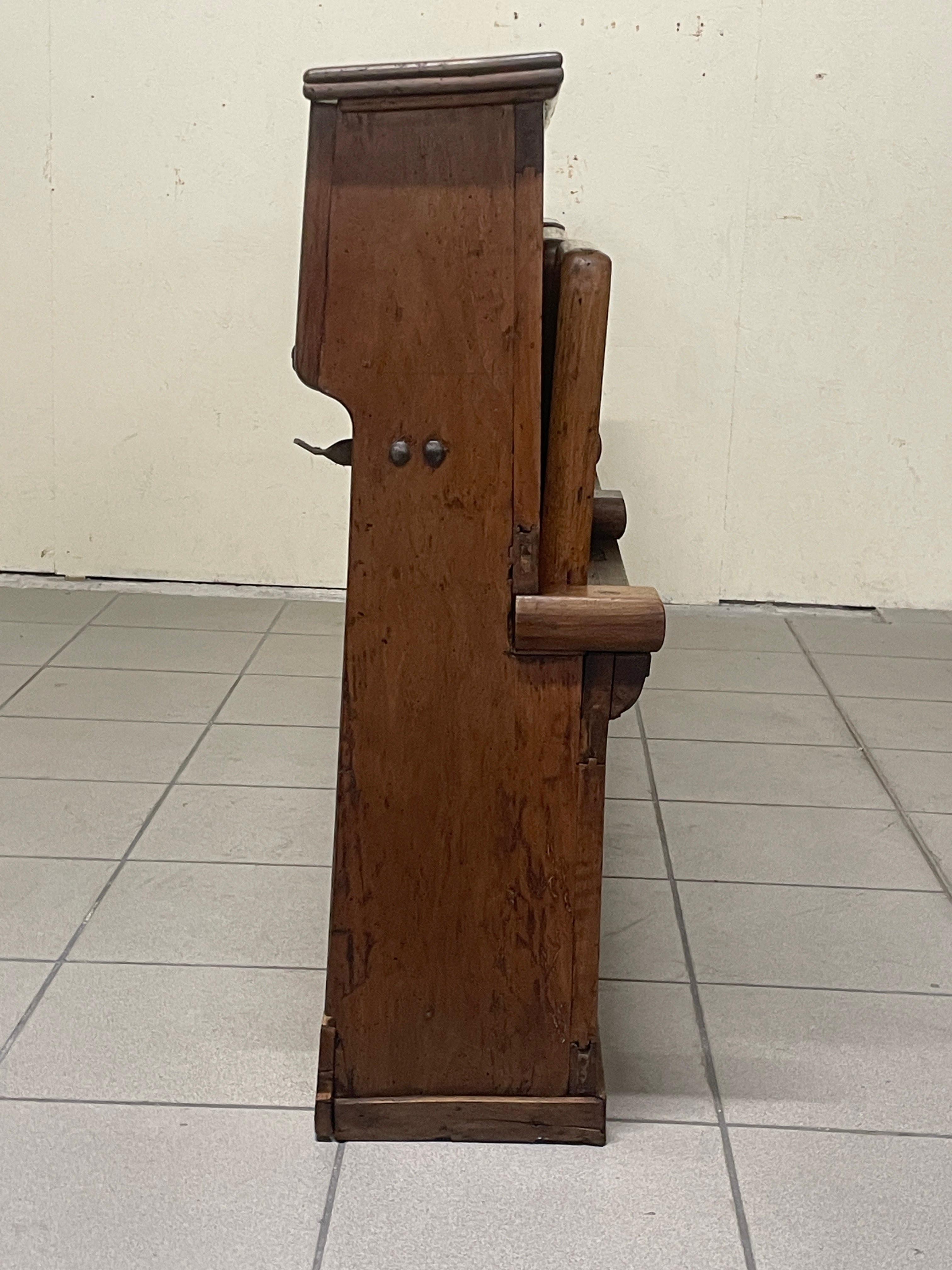 Antica panca in noce con tre sedute a ribalta, Italien, '800 im Angebot 11