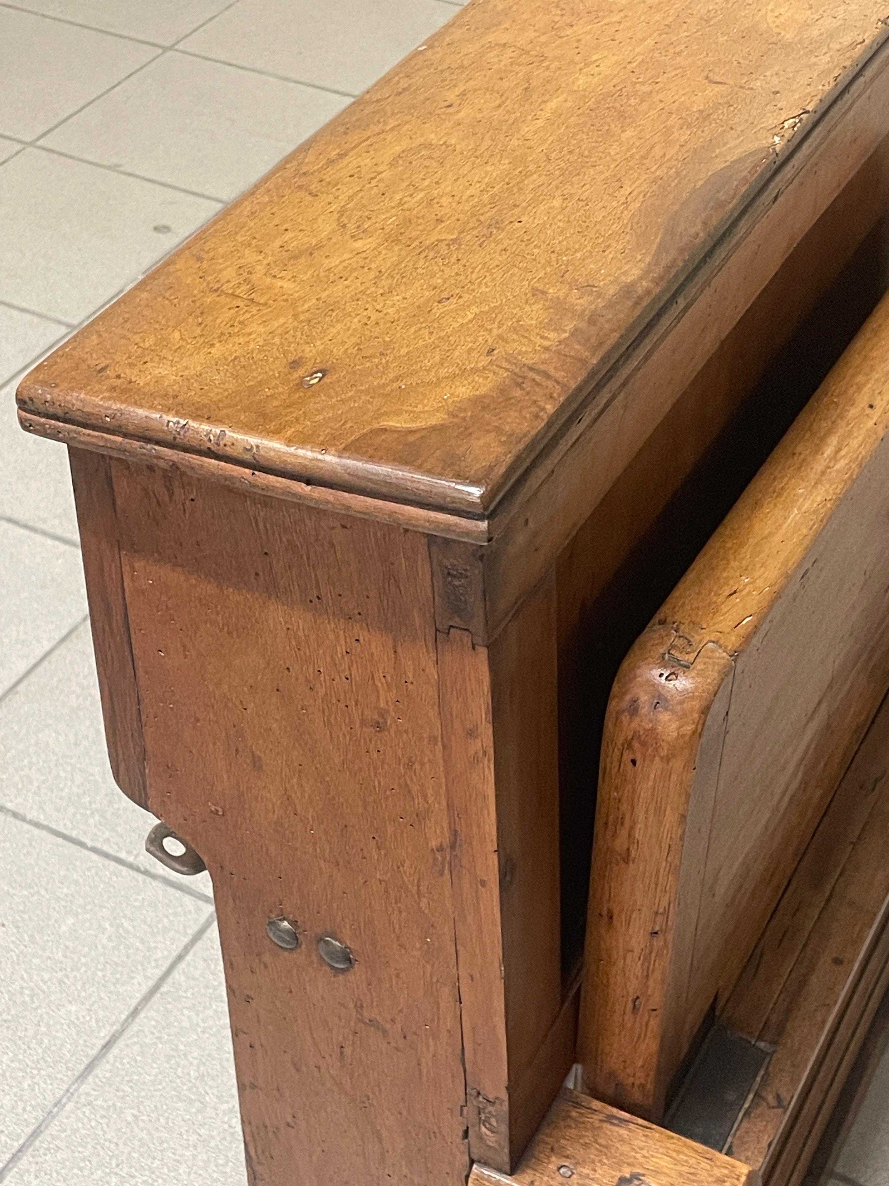 Antica panca in noce con tre sedute a ribalta, Italien, '800 im Angebot 12