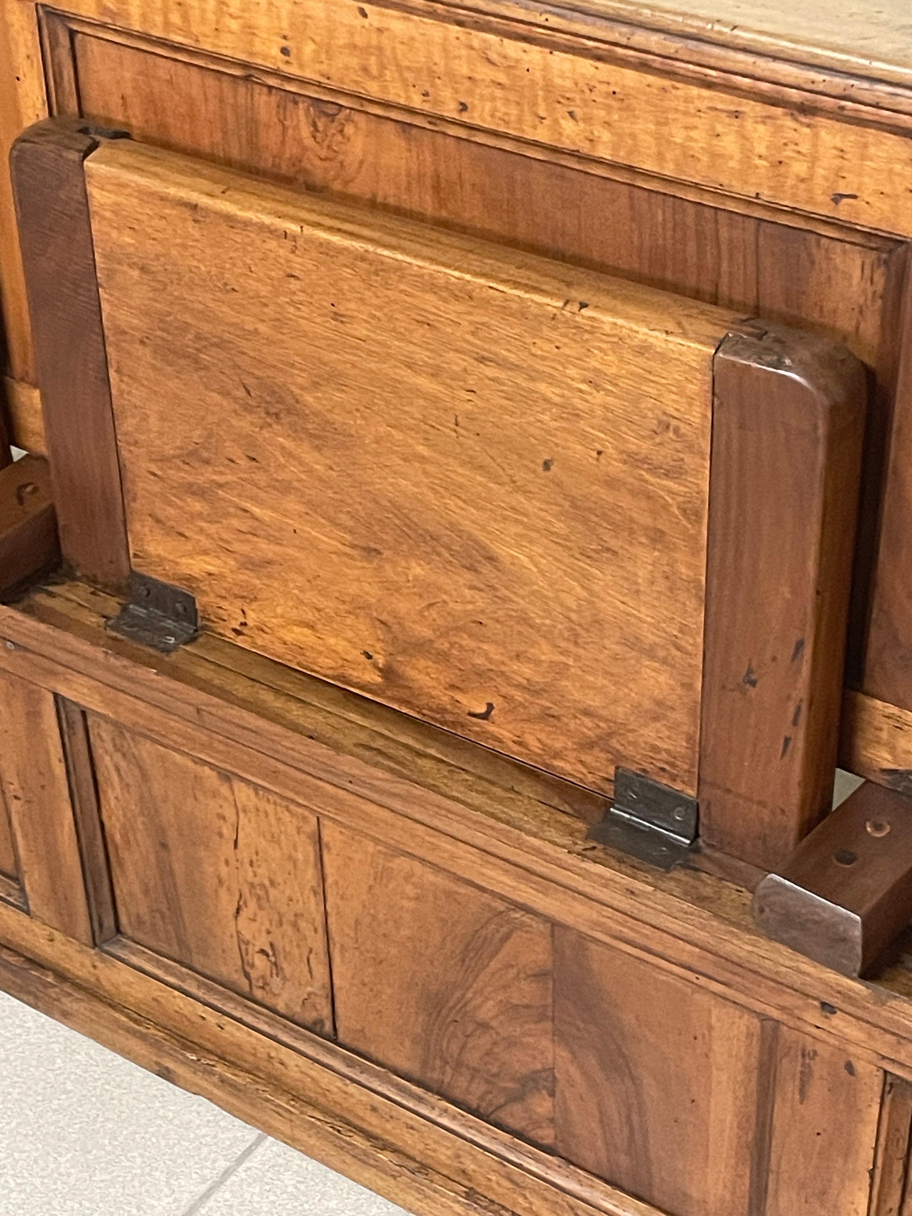 Antica panca dell'800 in legno di noce con tre sedili ribaltabili.

Die von Handwerkern aus dem nördlichen Italien hergestellte Pfanne wurde als Kirchenpfanne verwendet und ist heute in jedem Ambiente, auch in modernen Wettbewerben, einsetzbar.

I