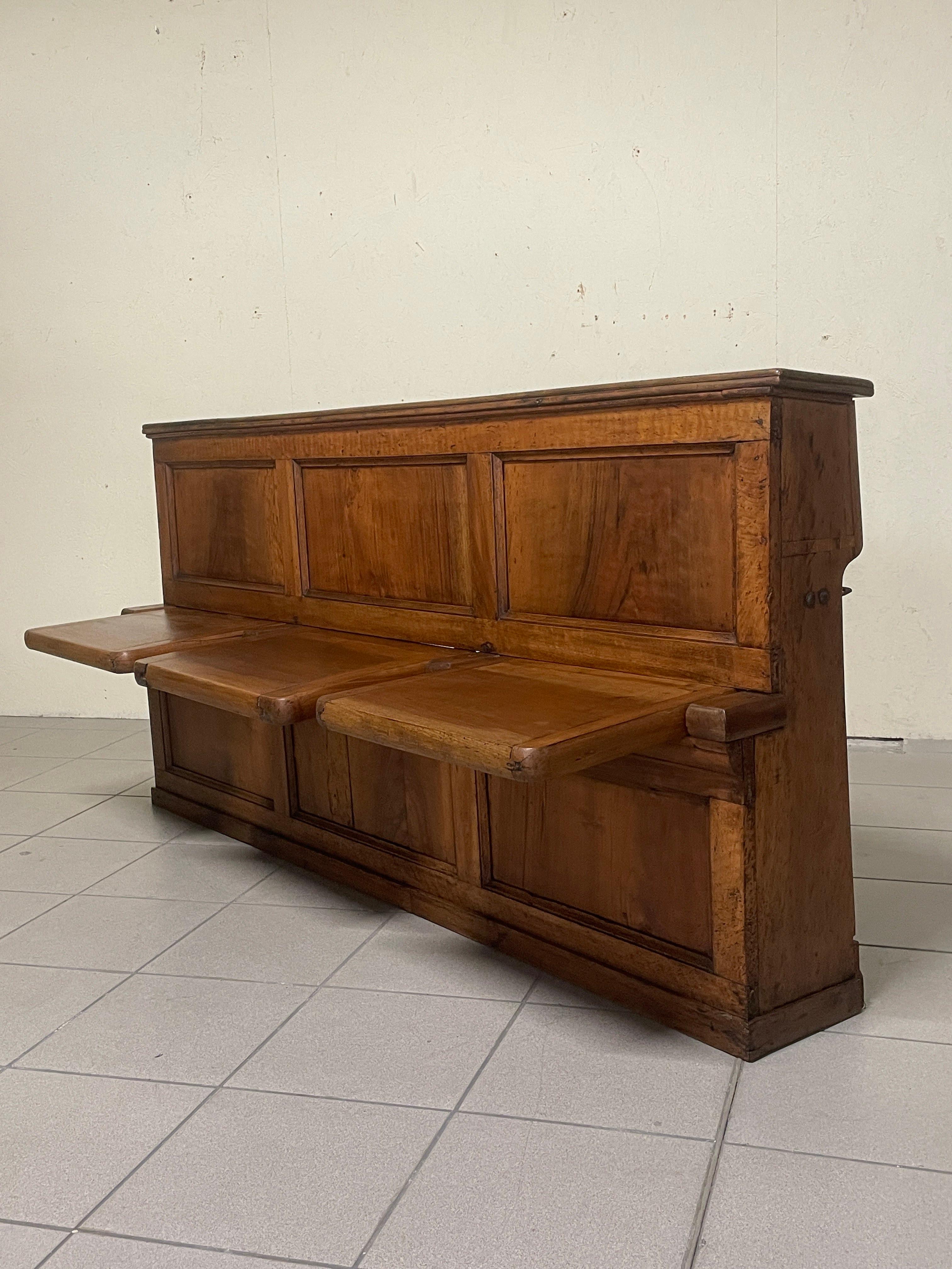Antica panca in noce con tre sedute a ribalta, Italien, '800 (19. Jahrhundert) im Angebot