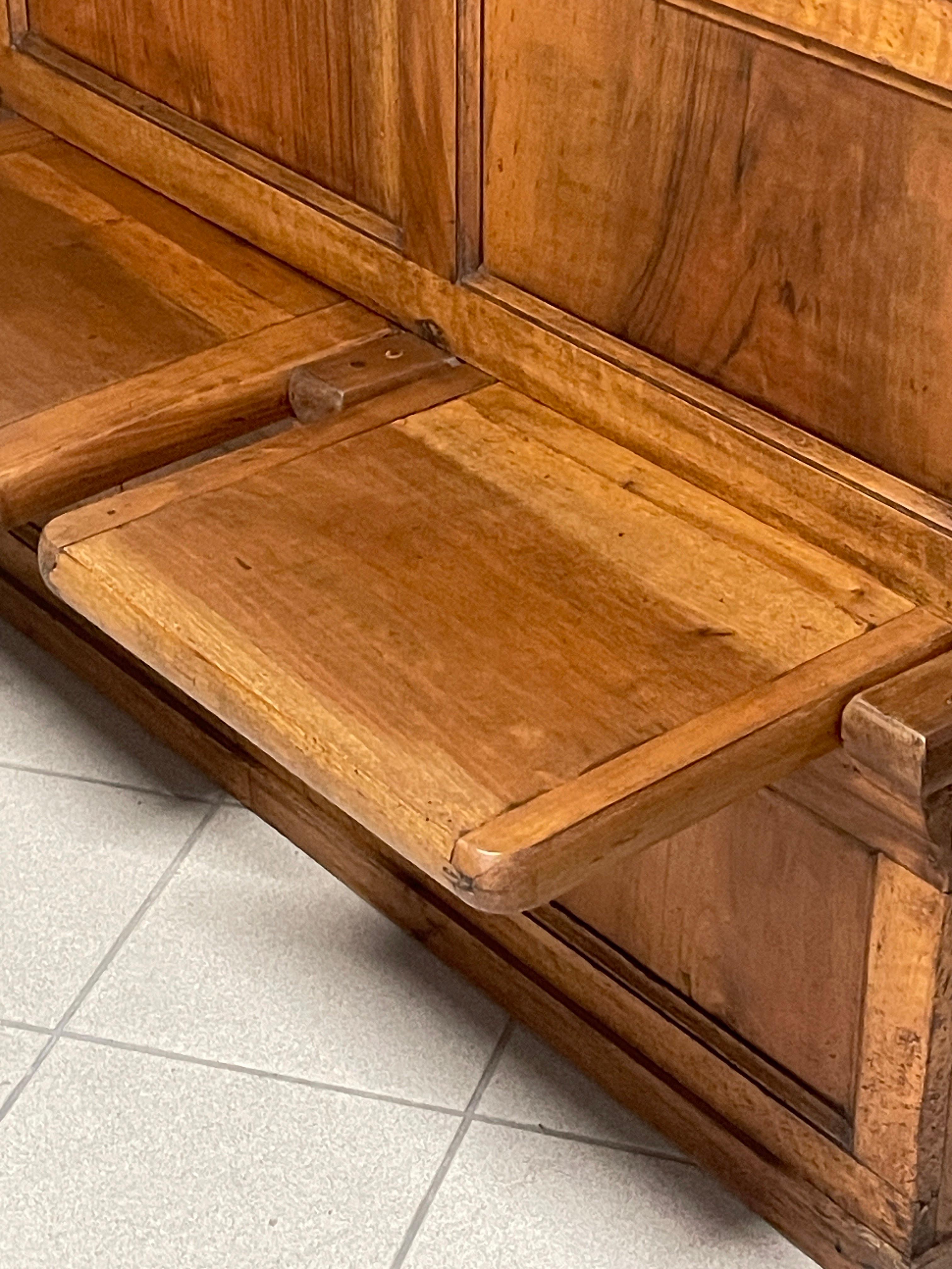 Antica panca in noce con tre sedute a ribalta, Italien, '800 (Walnuss) im Angebot