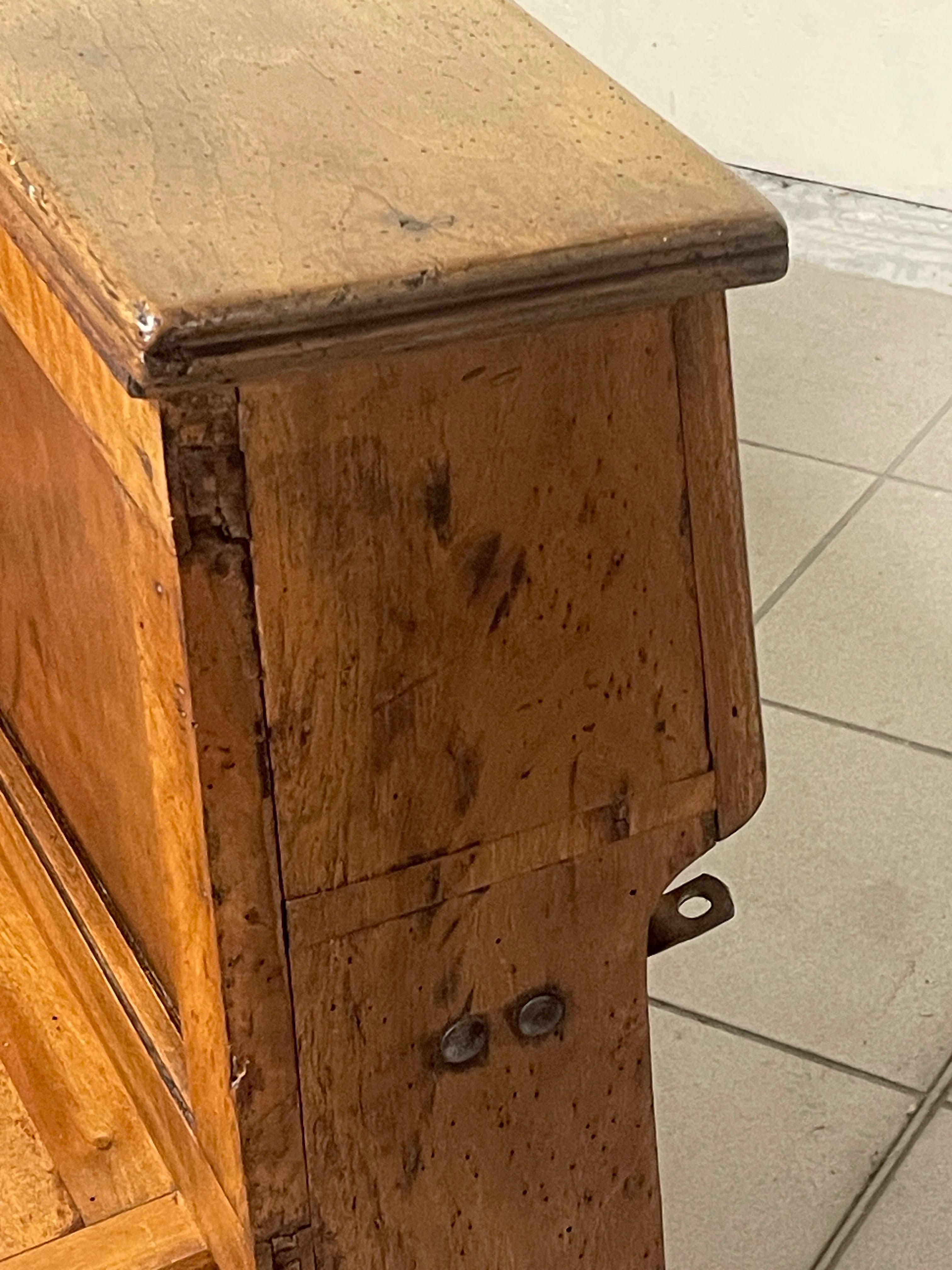 Antica panca in noce con tre sedute a ribalta, Italien, '800 im Angebot 1