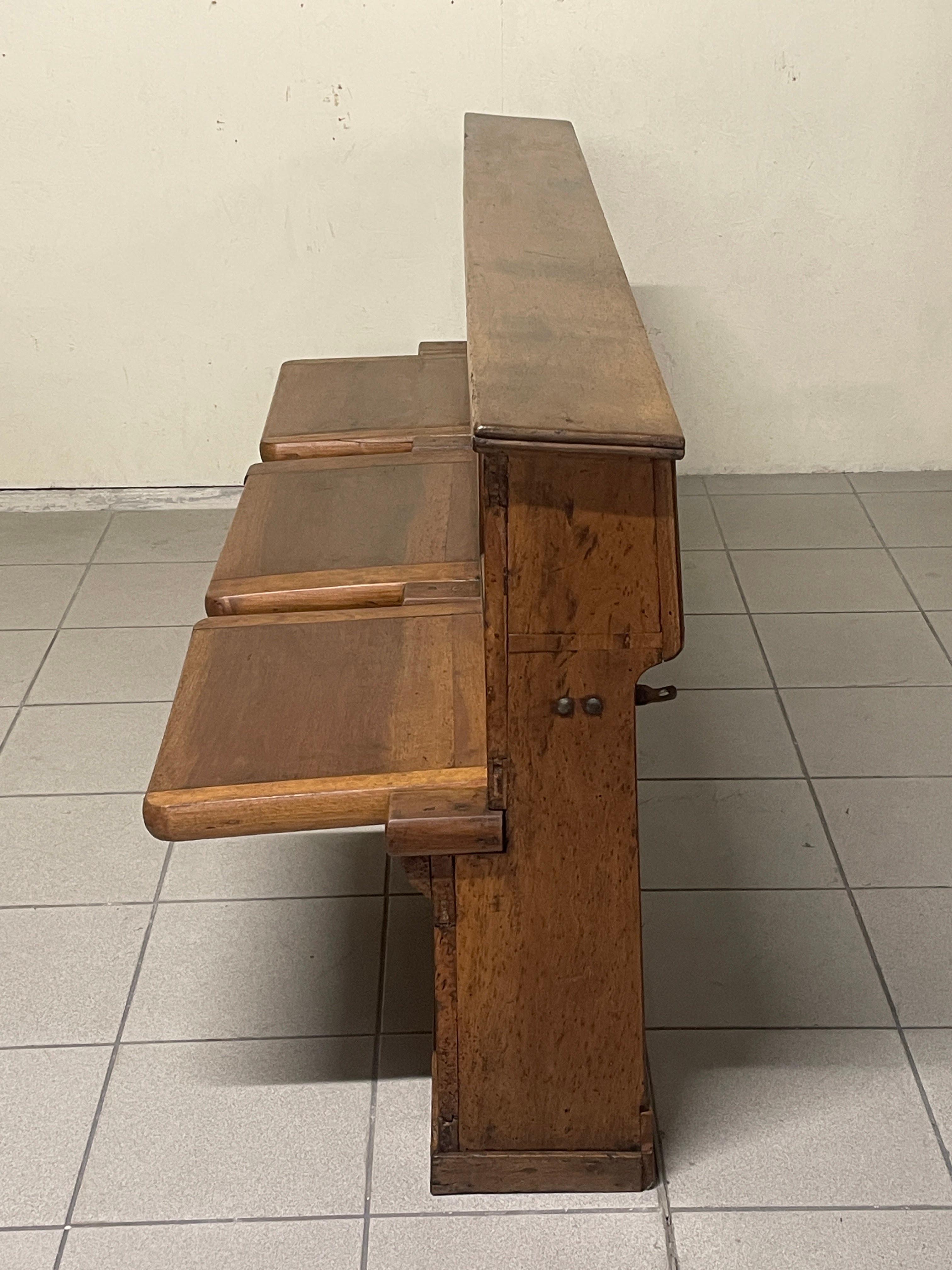 Antica panca in noce con tre sedute a ribalta, Italien, '800 im Angebot 2