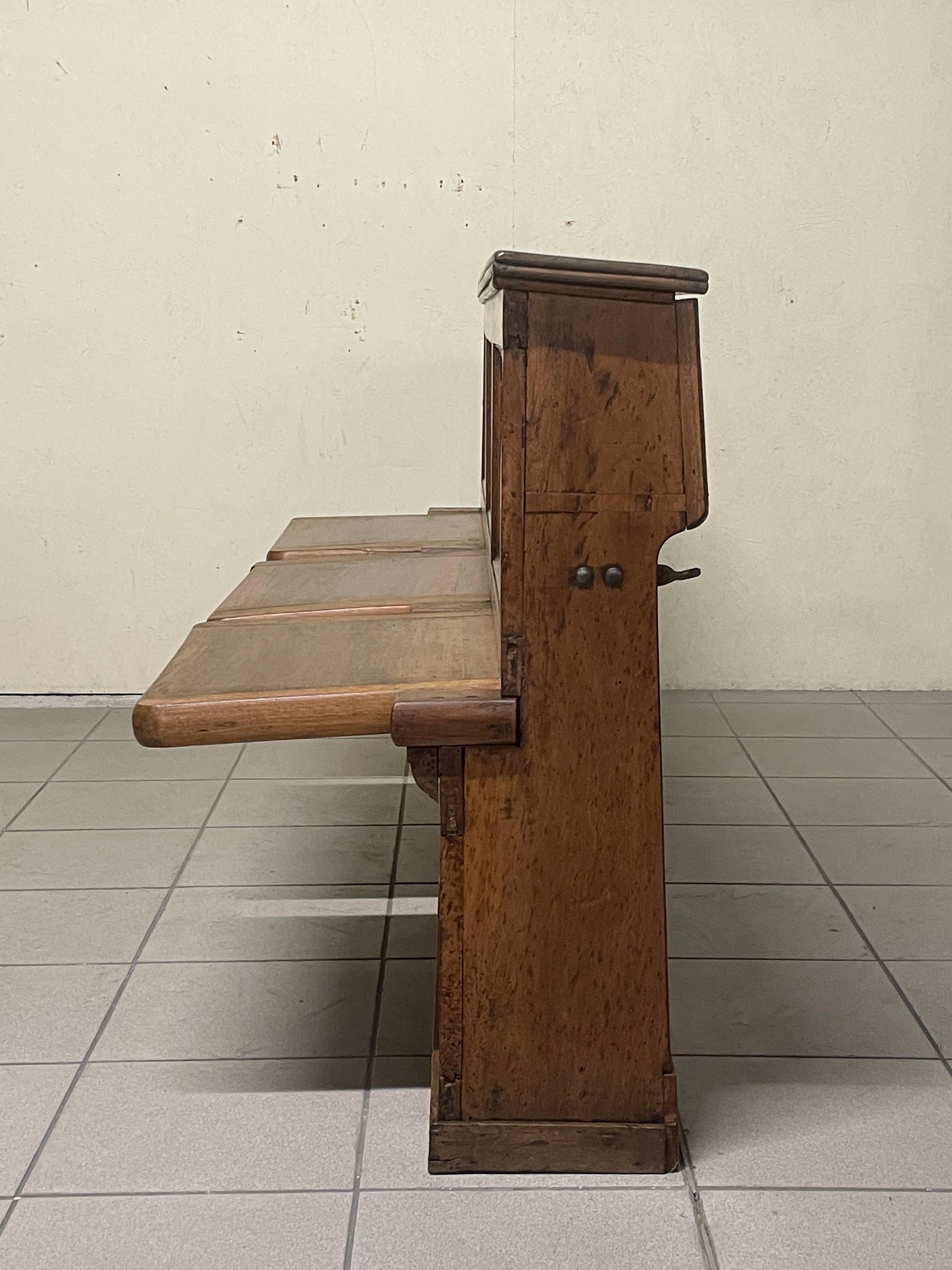 Antica panca in noce con tre sedute a ribalta, Italien, '800 im Angebot 3