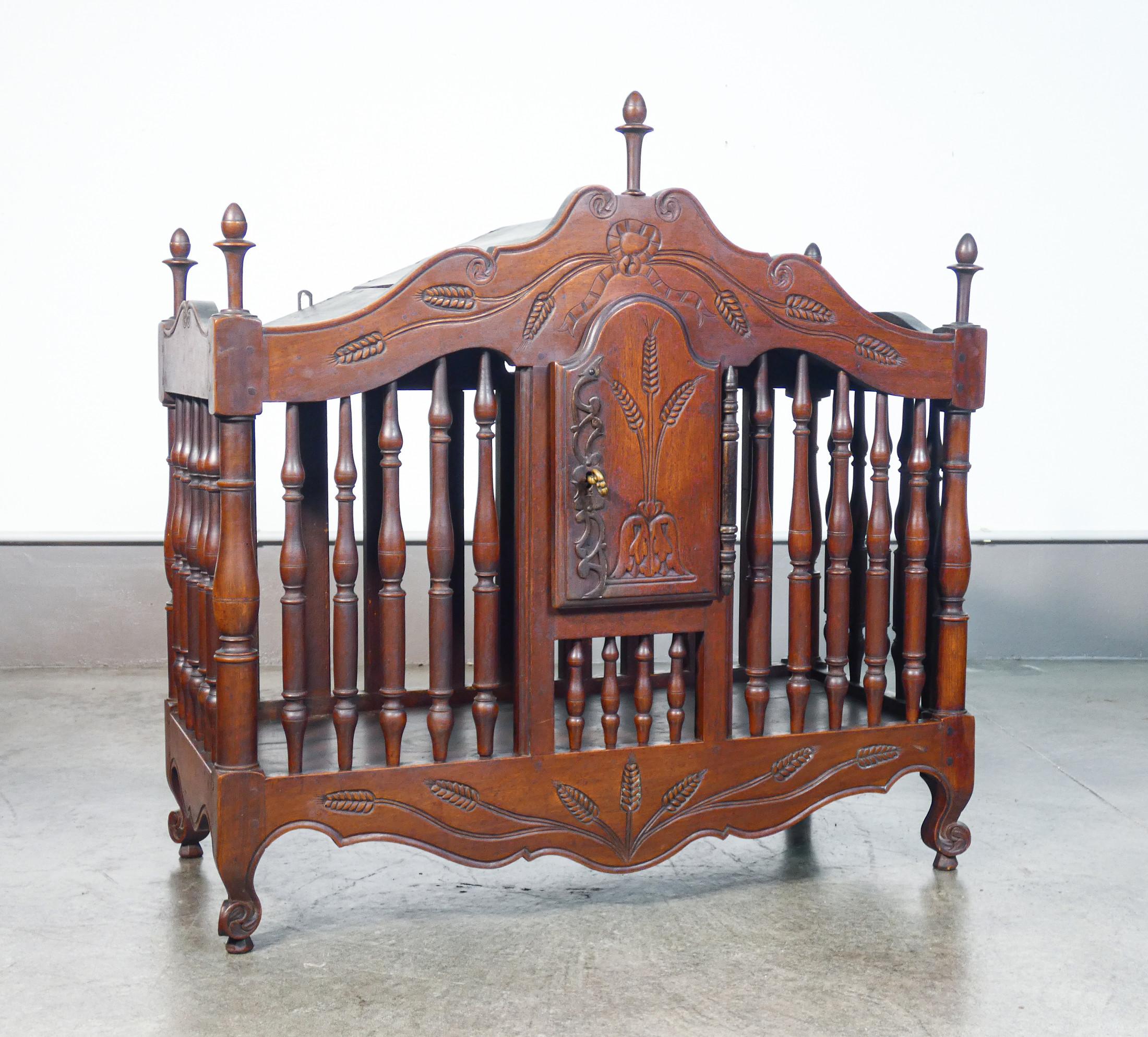 Alte Panetière,
brotschrank,
aus Walnussholz.

URSPRUNG
Frankreich

PERIOD
Neunzehntes Jahrhundert

MATERIALIEN
Walnussholz

ABMESSUNGEN
Höhe: 89 cm
Breite: 90 cm
Tiefe: 44 cm

BEDINGUNGEN
Der Schrank ist in ausgezeichnetem Zustand, wie auf den