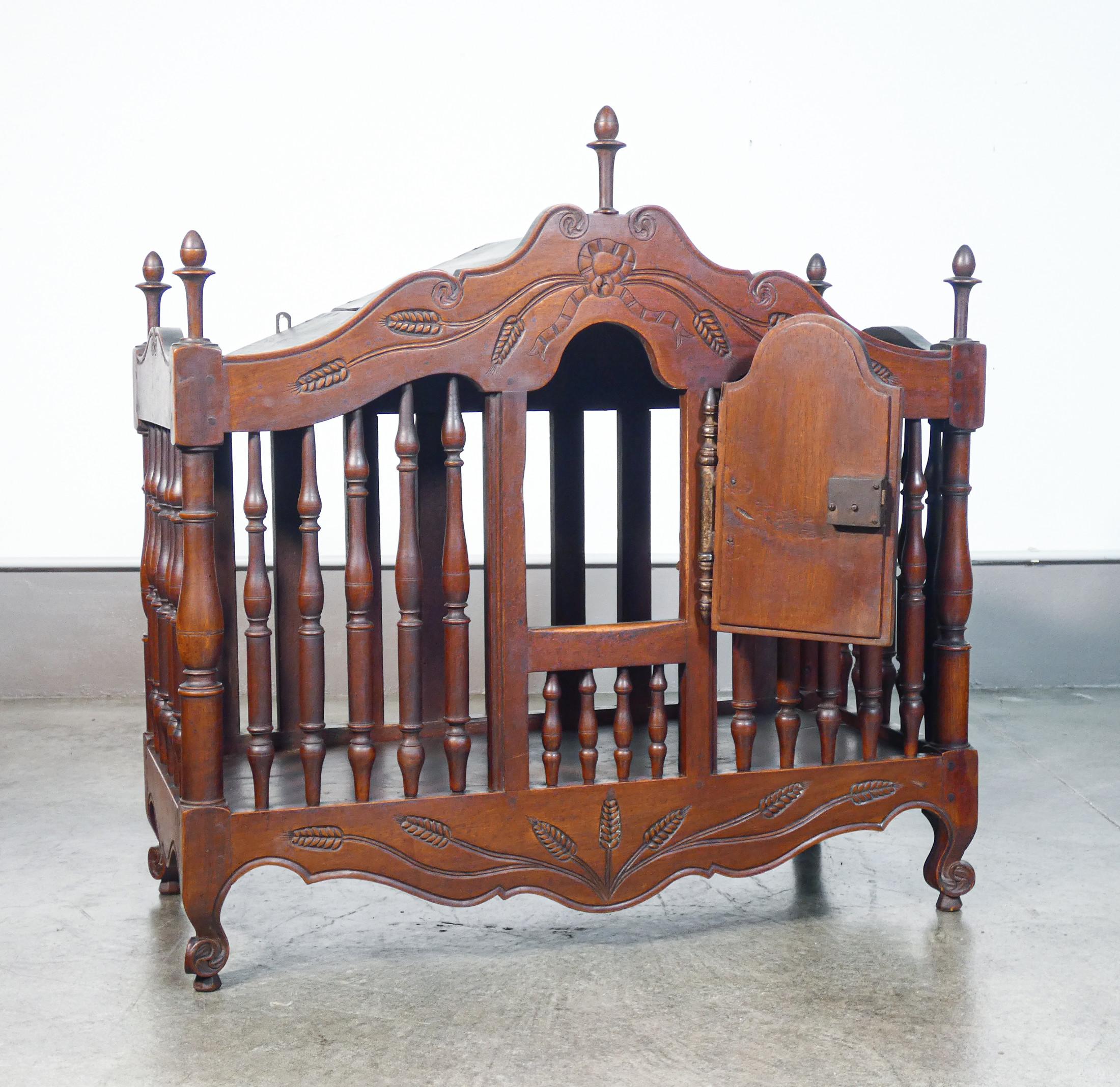 Antike Panetière, Brotschrank, Nussbaumholz. Frankreich, 19. Jahrhundert (19th Century) im Angebot