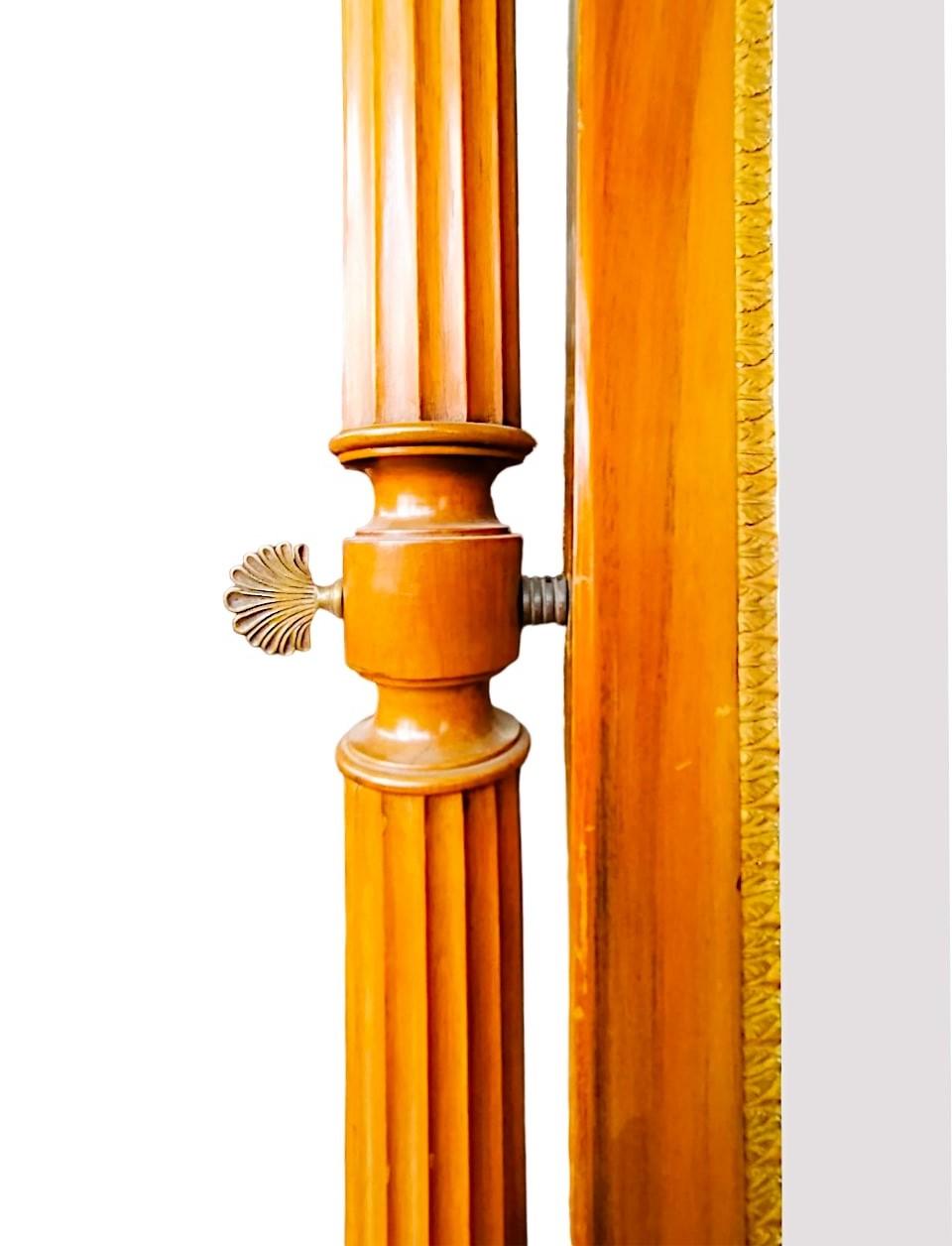 Antike neoklassische Psyche in blondem Nussbaum mit eleganten Säulen (Italian) im Angebot