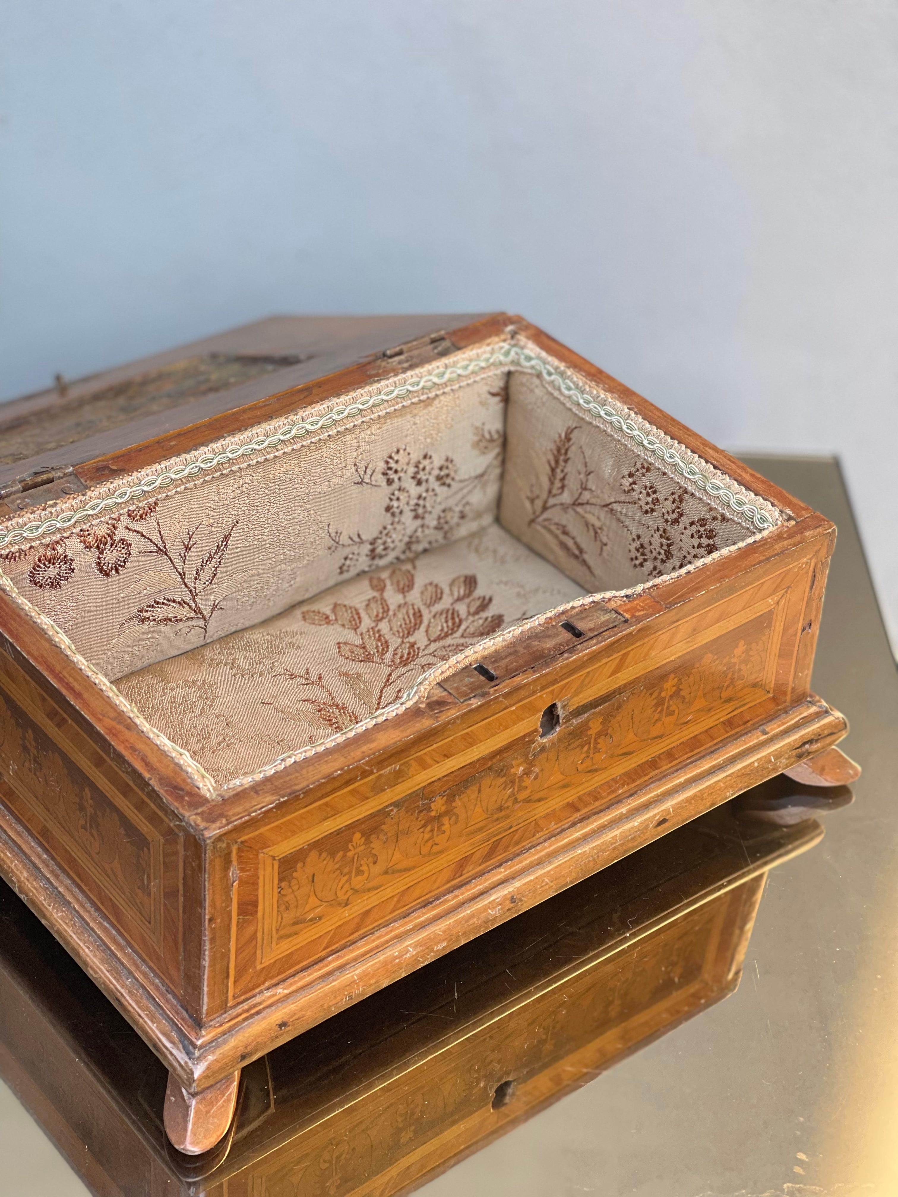 antica scatola intarsiata luigi XVI - scatola neoclassica - box - antiques 

bellissima scatola in legno intarsiato 
interni perfettamente ricoperti da tessuto elegante 

ottime condizioni generali 

dimensioni : 

23cm larghezza 
19cm profondita