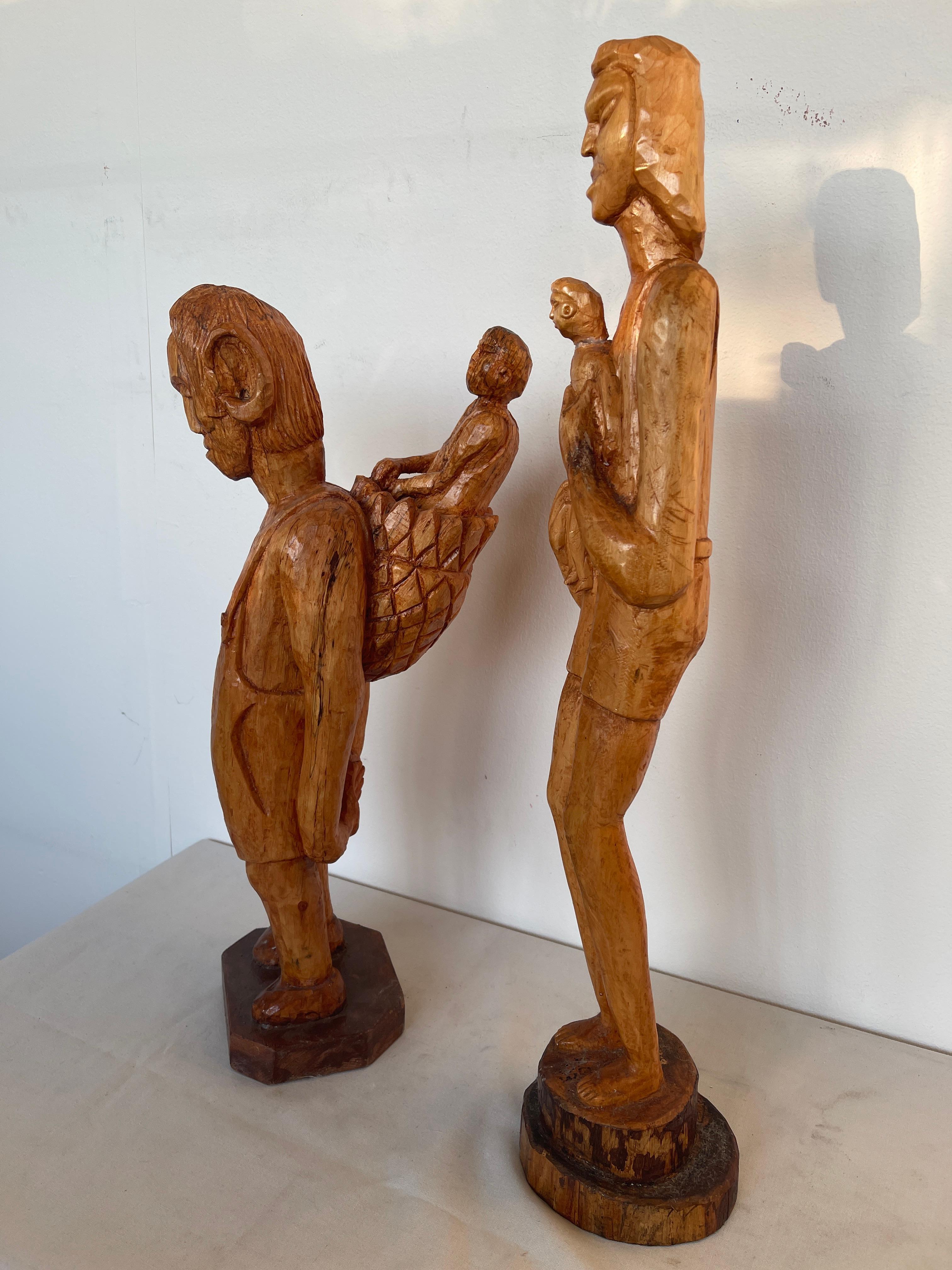 Escultura antigua de pareja africana tallada a mano años 40 en venta 3