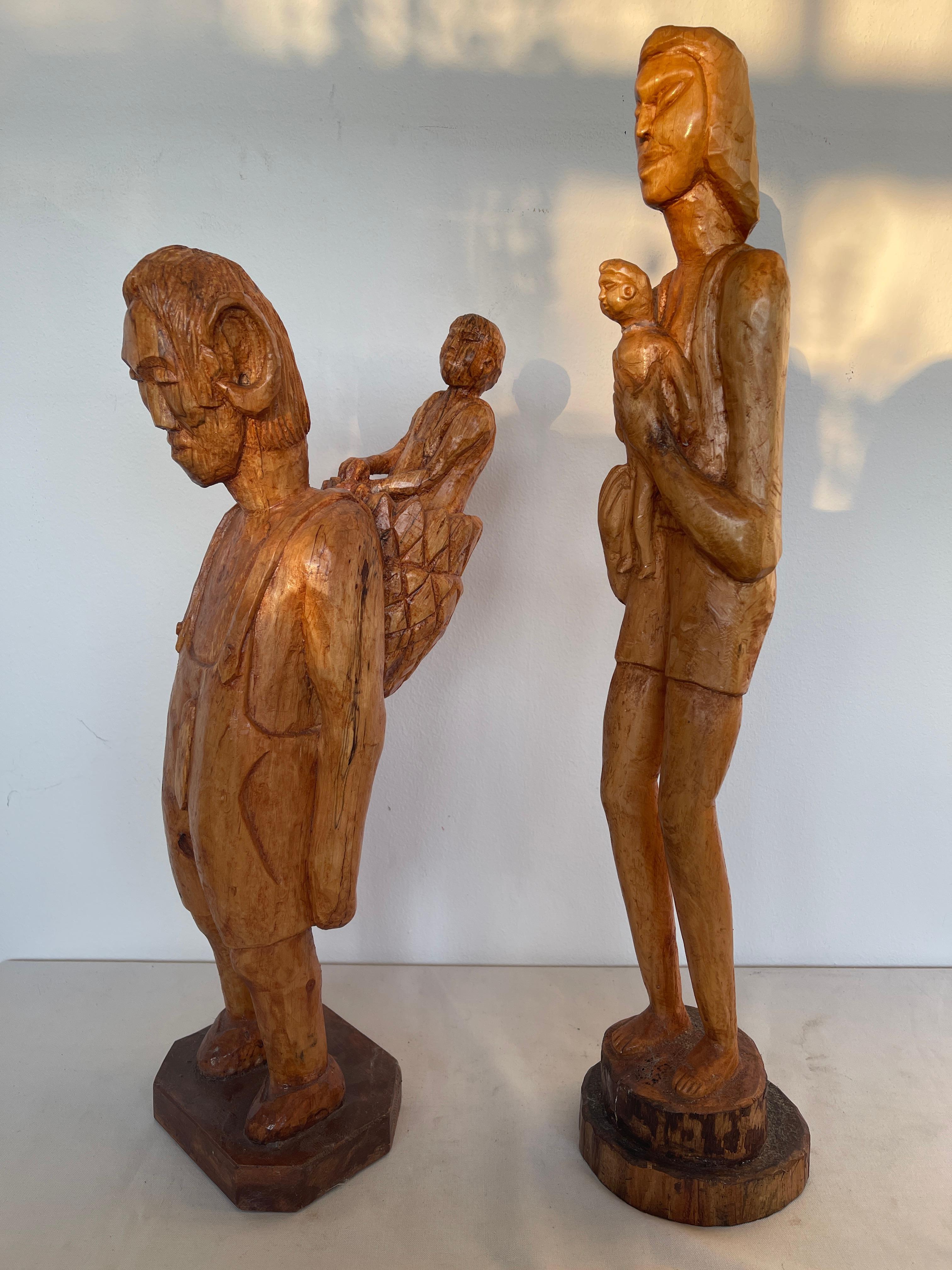 Escultura antigua de pareja africana tallada a mano años 40 Madera en venta