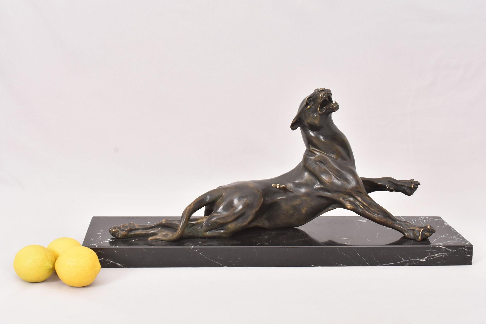La sculpture antique proposée ici est en bronze et représente une lionne blessée.

L'œuvre du 19e siècle a conservé sa patine d'origine. Fin du 19e ou début du 20e siècle.

La sculpture est signée sur le socle en marbre Valton Sculpteur français