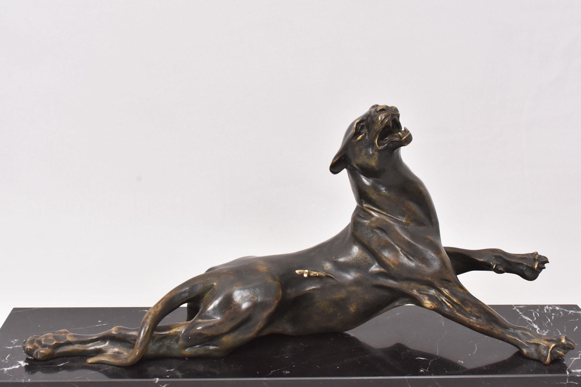 Napoléon III Sculpture ancienne en bronze, Lionne blessée, fin du 19e siècle, Charles Valton. en vente