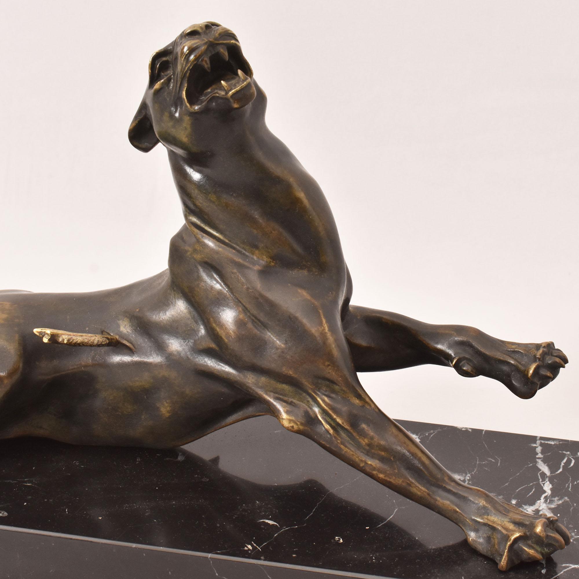 French Sculpture ancienne en bronze, Lionne blessée, fin du 19e siècle, Charles Valton. en vente