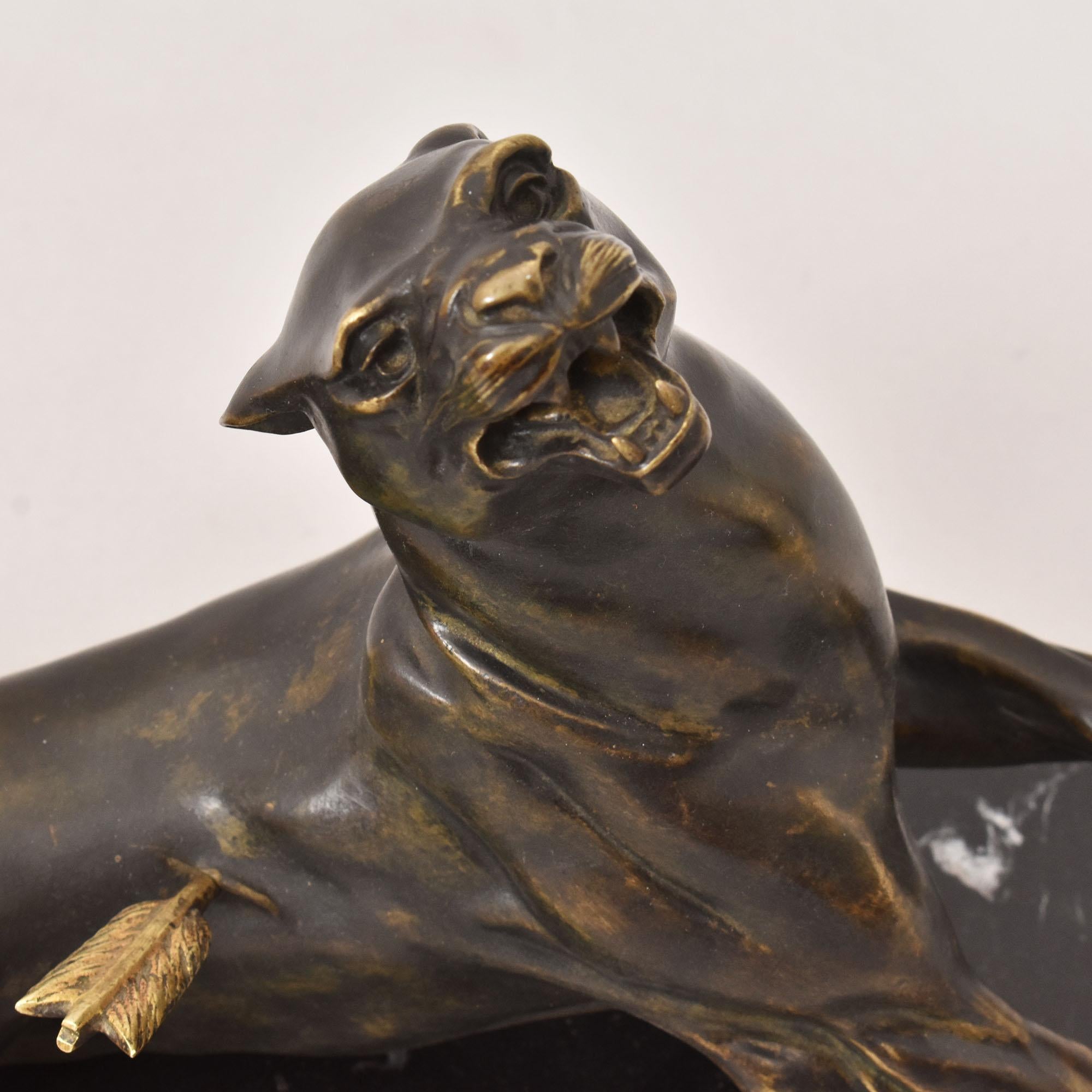 Sculpture ancienne en bronze, Lionne blessée, fin du 19e siècle, Charles Valton. Bon état - En vente à Breganze, VI