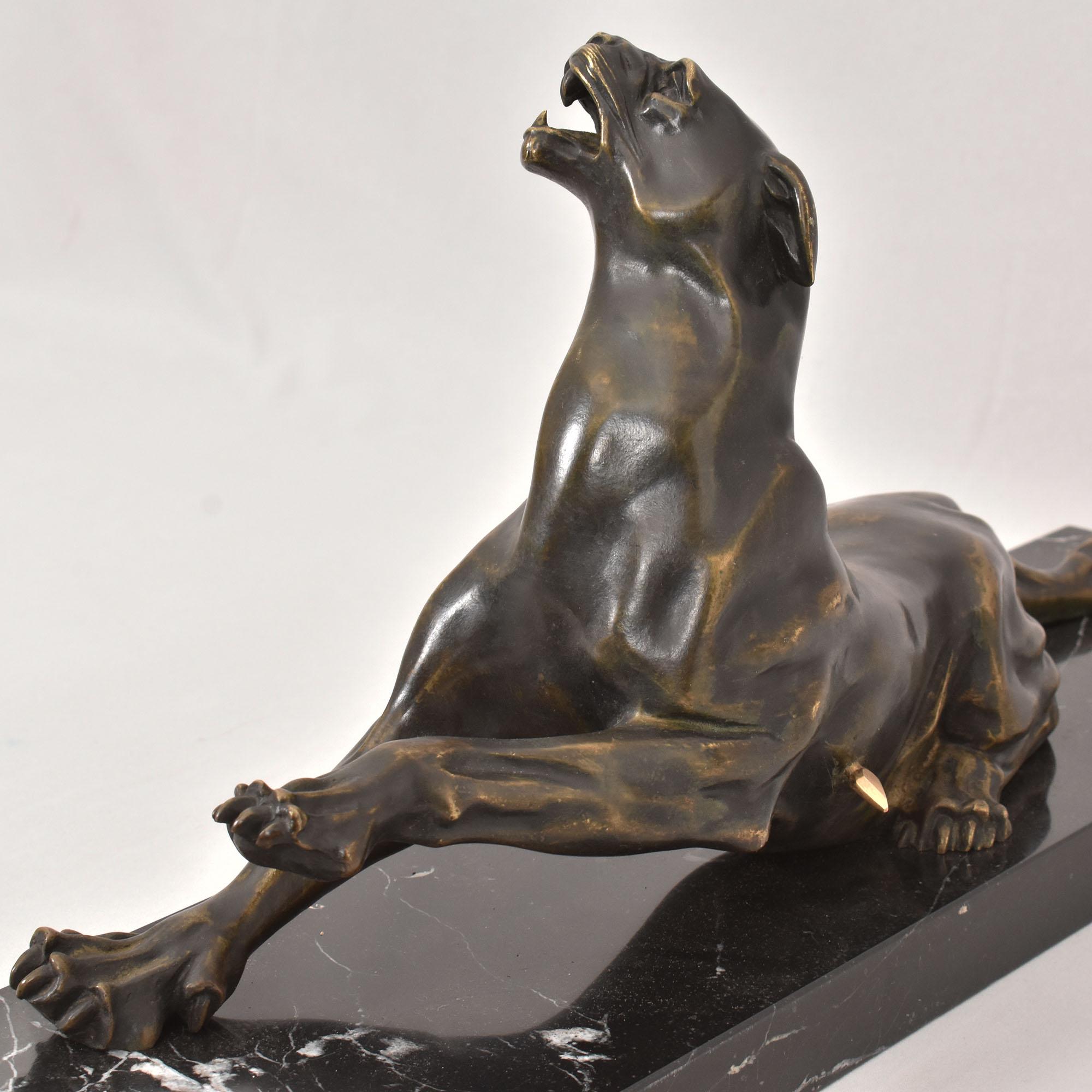 19th Century Sculpture ancienne en bronze, Lionne blessée, fin du 19e siècle, Charles Valton. en vente