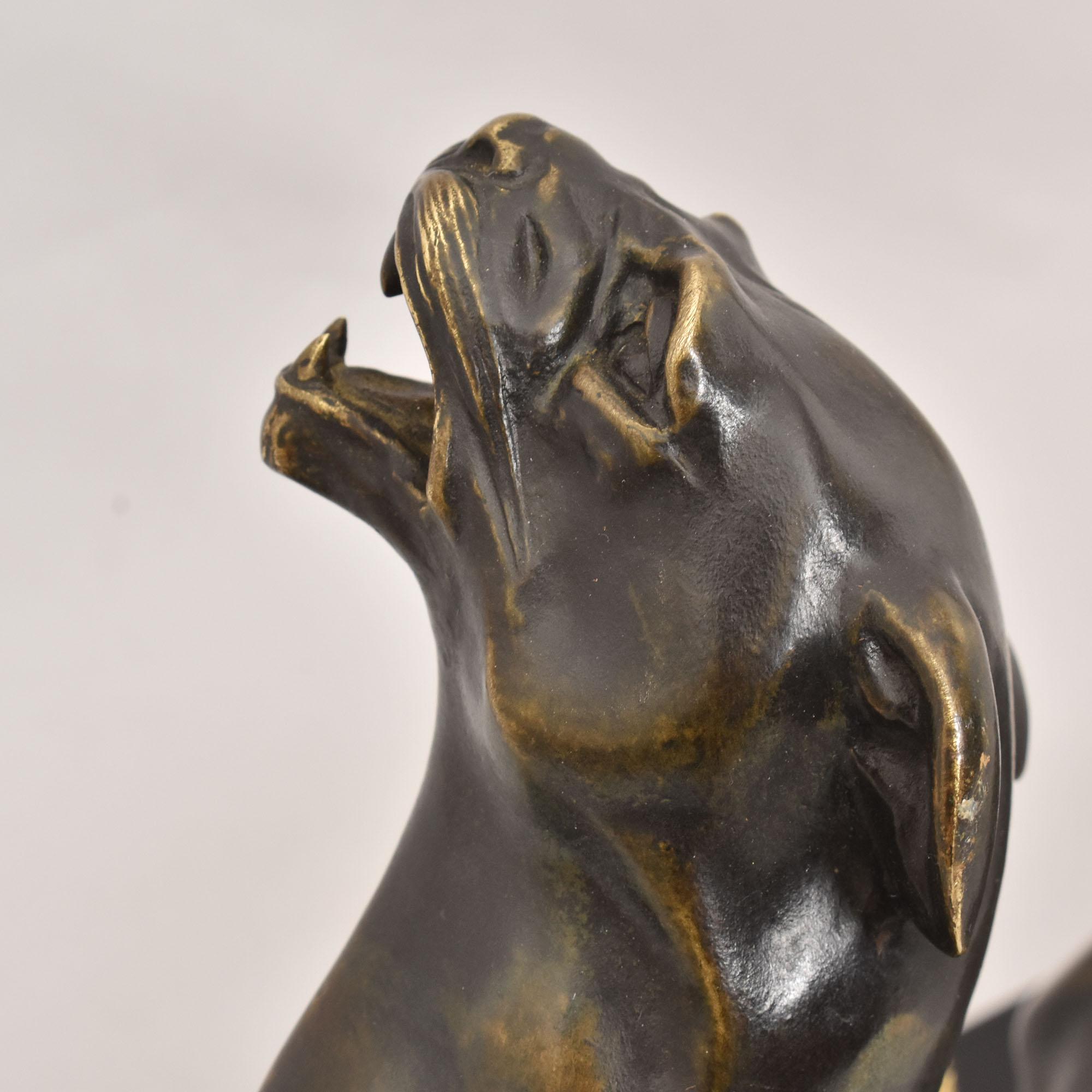 Bronze Sculpture ancienne en bronze, Lionne blessée, fin du 19e siècle, Charles Valton. en vente
