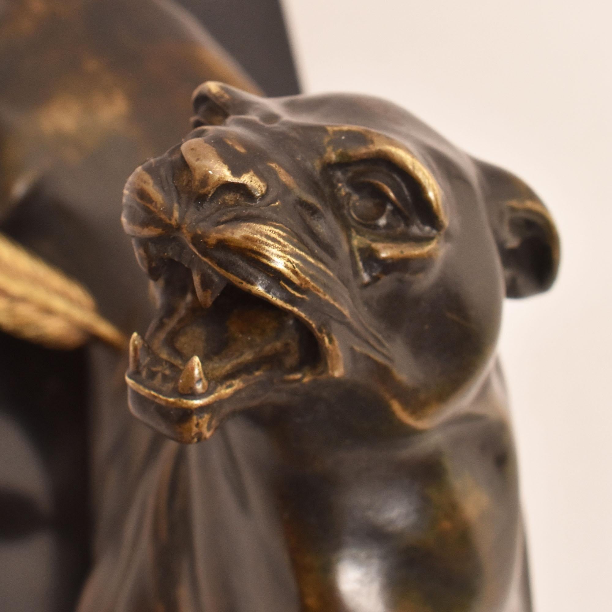 Sculpture ancienne en bronze, Lionne blessée, fin du 19e siècle, Charles Valton. en vente 1