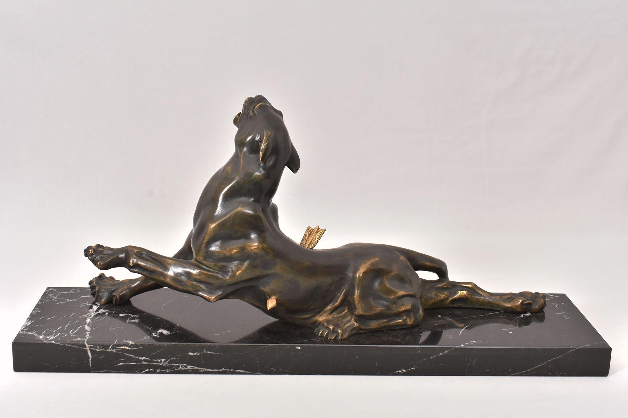 Sculpture ancienne en bronze, Lionne blessée, fin du 19e siècle, Charles Valton. en vente 2