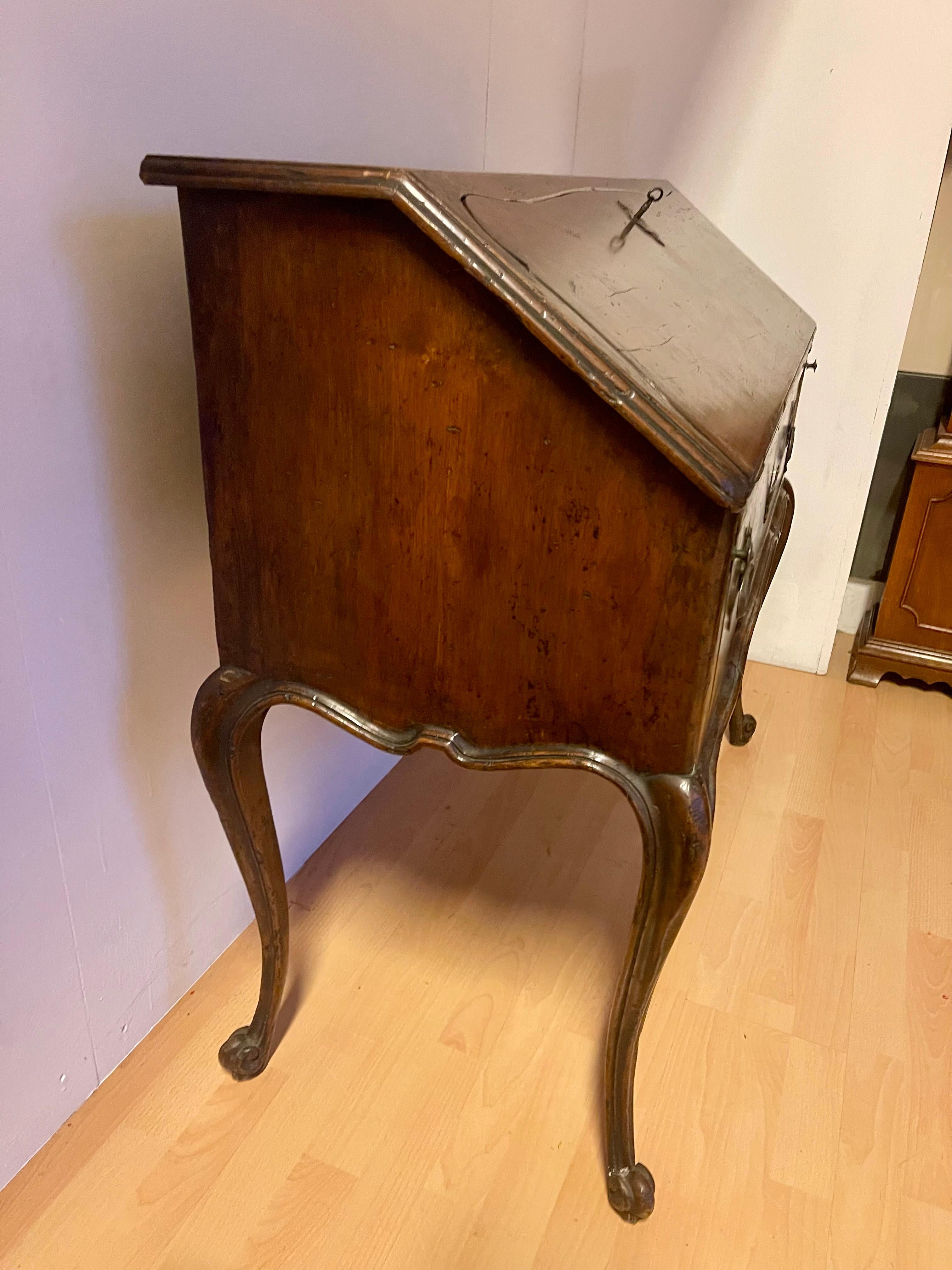 Antica secretaire italiana a ribalta in legno noce stile barocco, XX secolo im Angebot 2