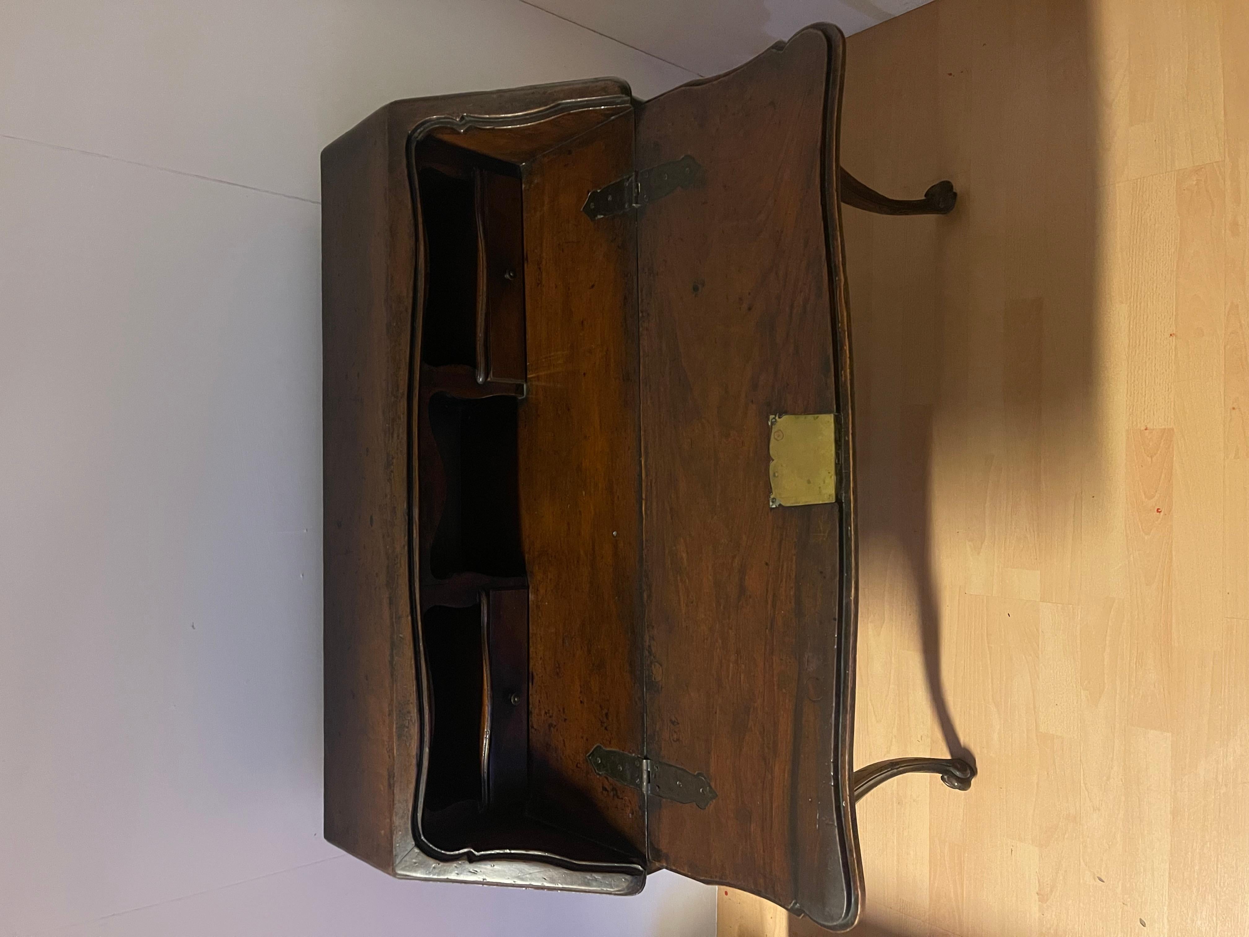 Antica secretaire italiana a ribalta in legno noce stile barocco, XX secolo (Italian) im Angebot