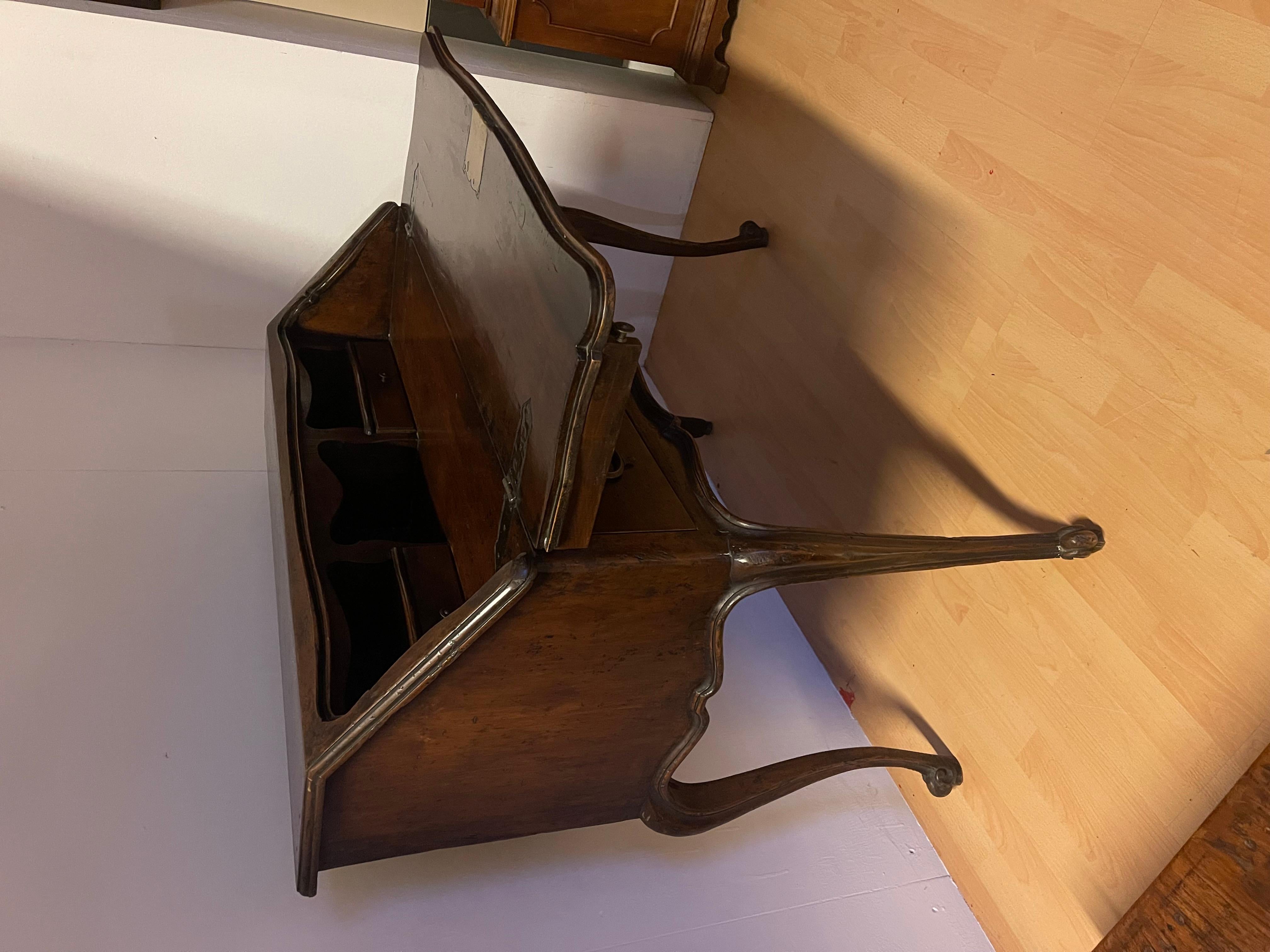 Antica secretaire italiana a ribalta in legno noce stile barocco, XX secolo (Handgefertigt) im Angebot