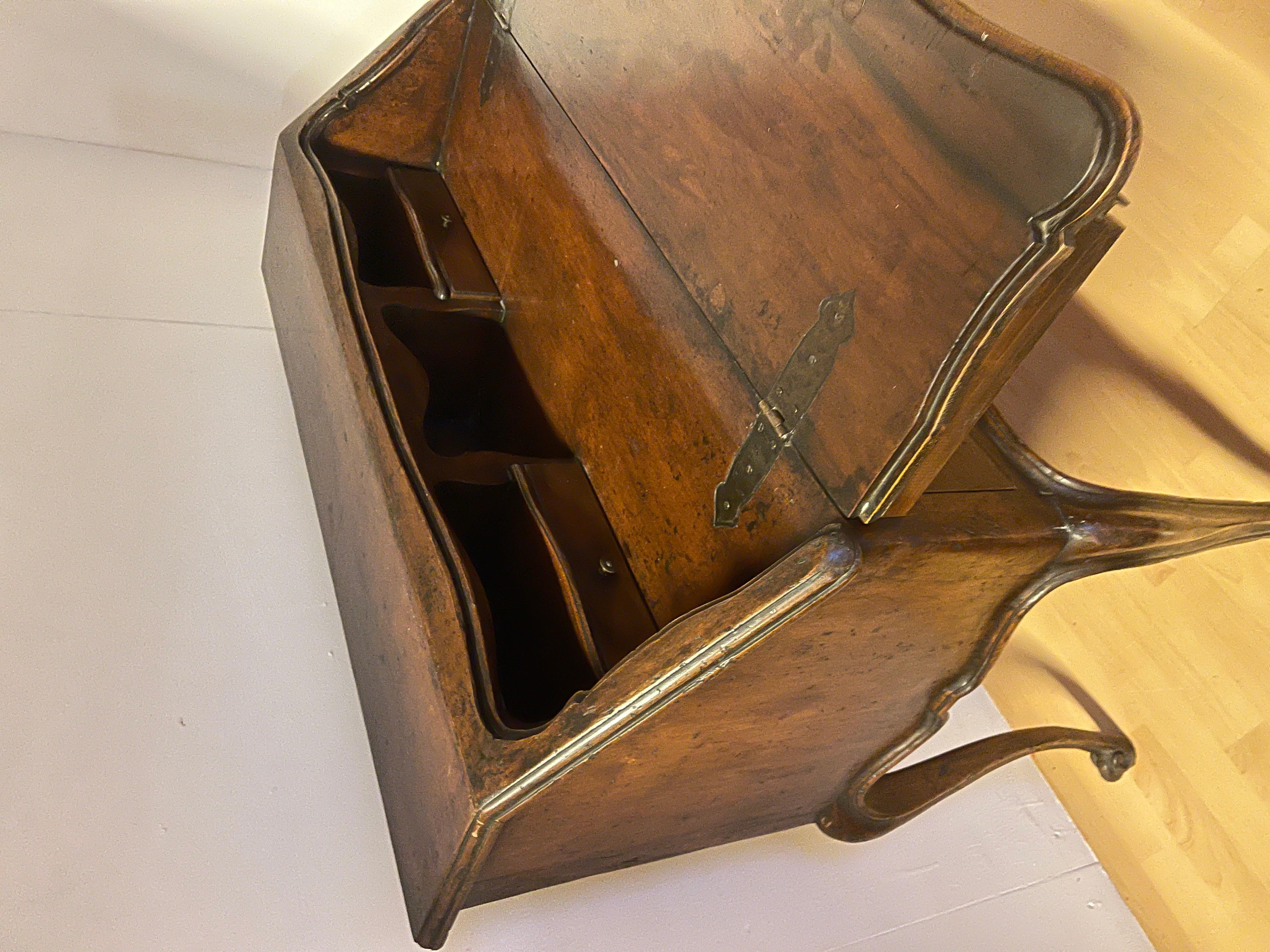 Antica secretaire italiana a ribalta in legno noce stile barocco, XX secolo im Zustand „Gut“ im Angebot in Cantù, IT