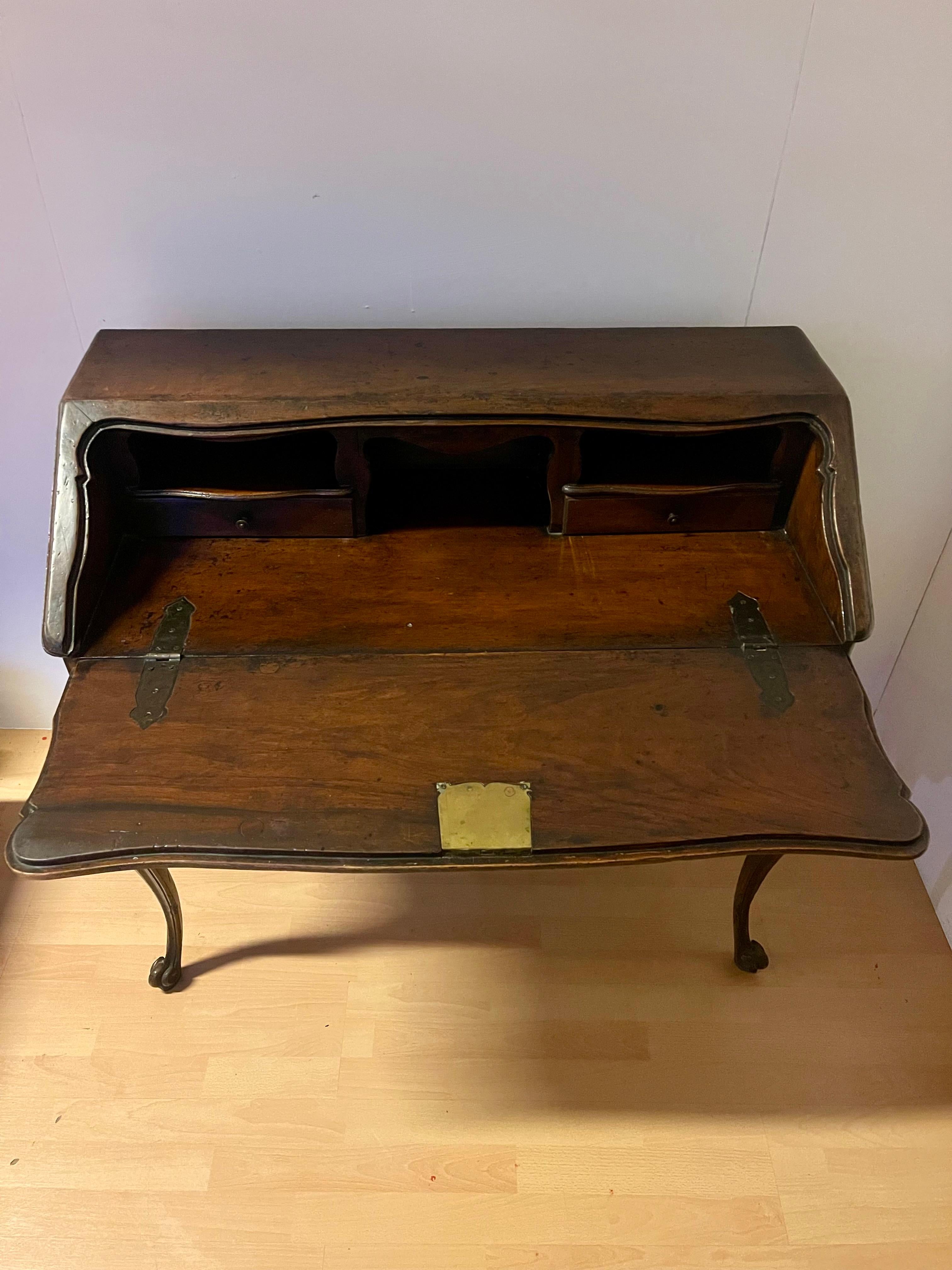 Antica secretaire italiana a ribalta in legno noce stile barocco, XX secolo (Holz) im Angebot