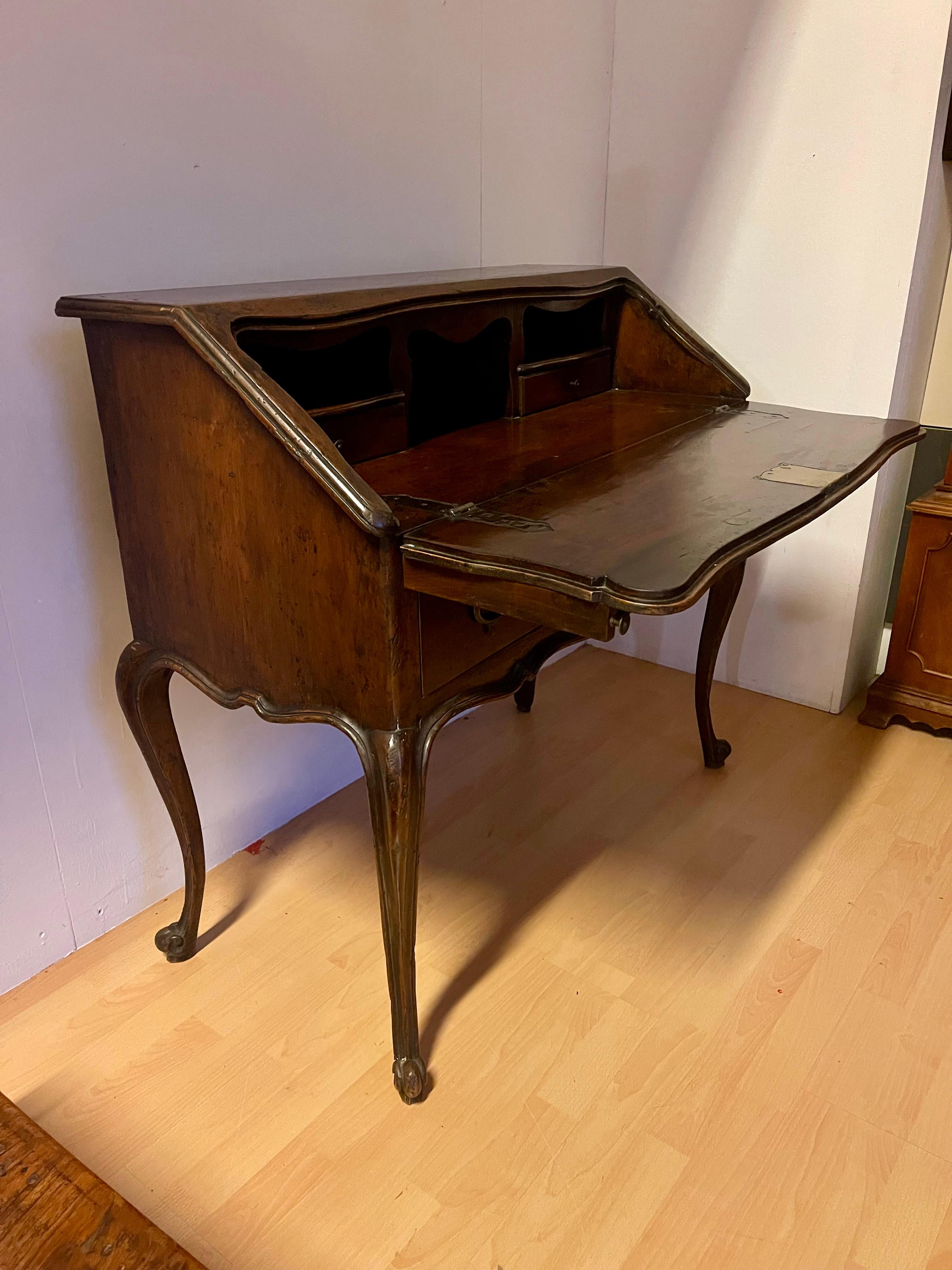 Antica secretaire italiana a ribalta in legno noce stile barocco, XX secolo im Angebot 1
