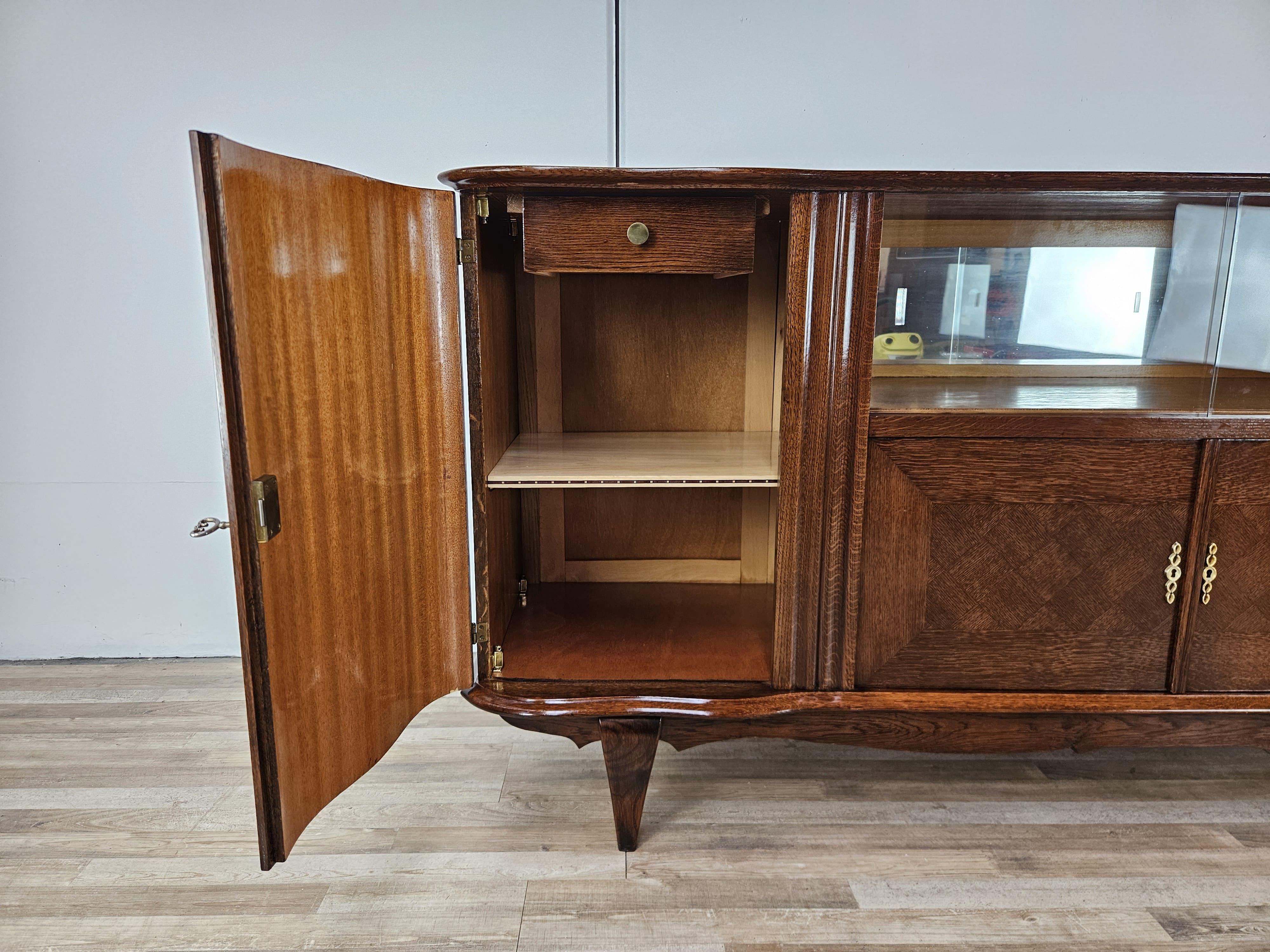 Antique Art Deco 1950s oak sideboard with sliding glass and decorations For Sale 5