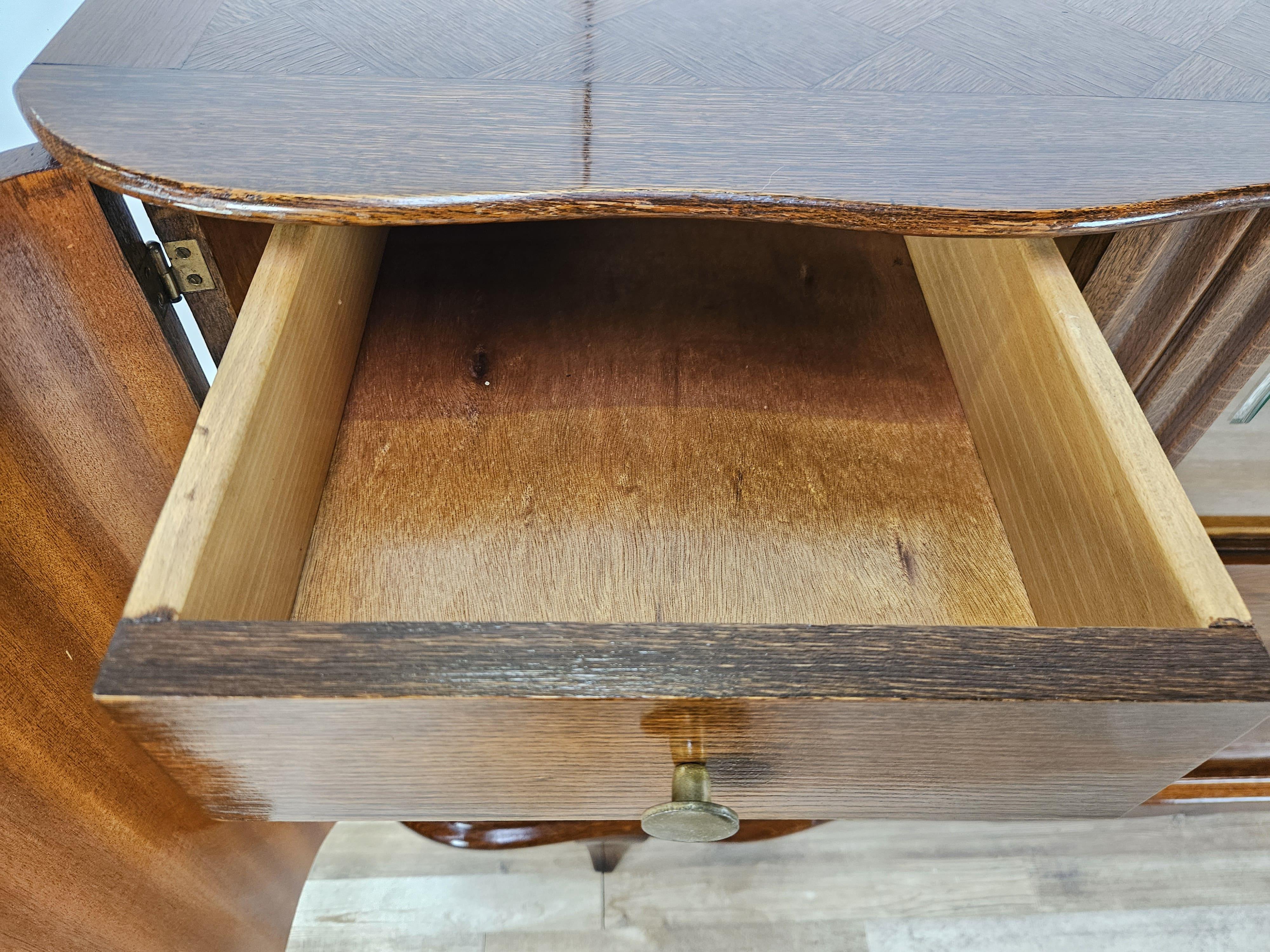 Antique Art Deco 1950s oak sideboard with sliding glass and decorations For Sale 7