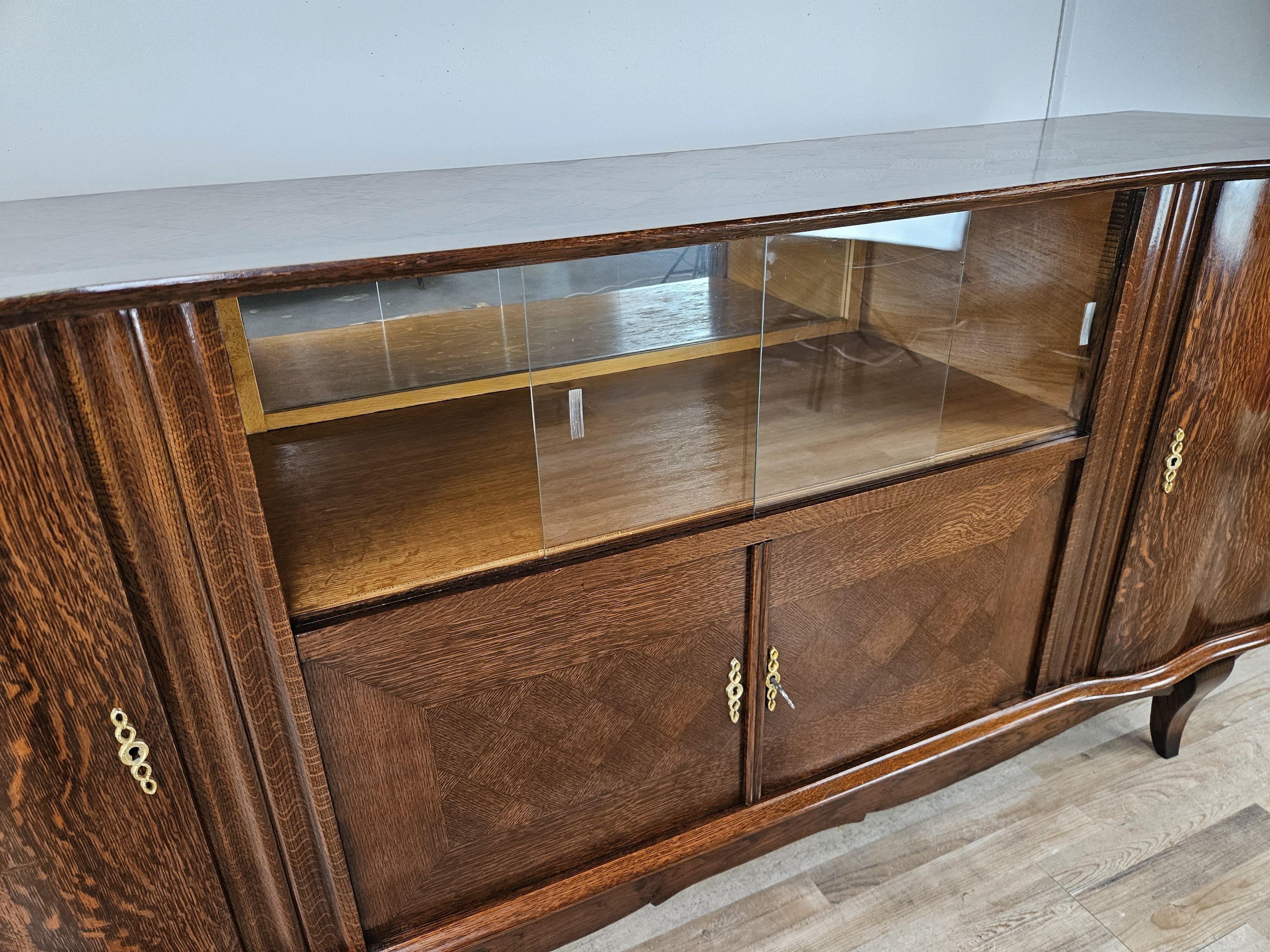 Antique Art Deco 1950s oak sideboard with sliding glass and decorations For Sale 8