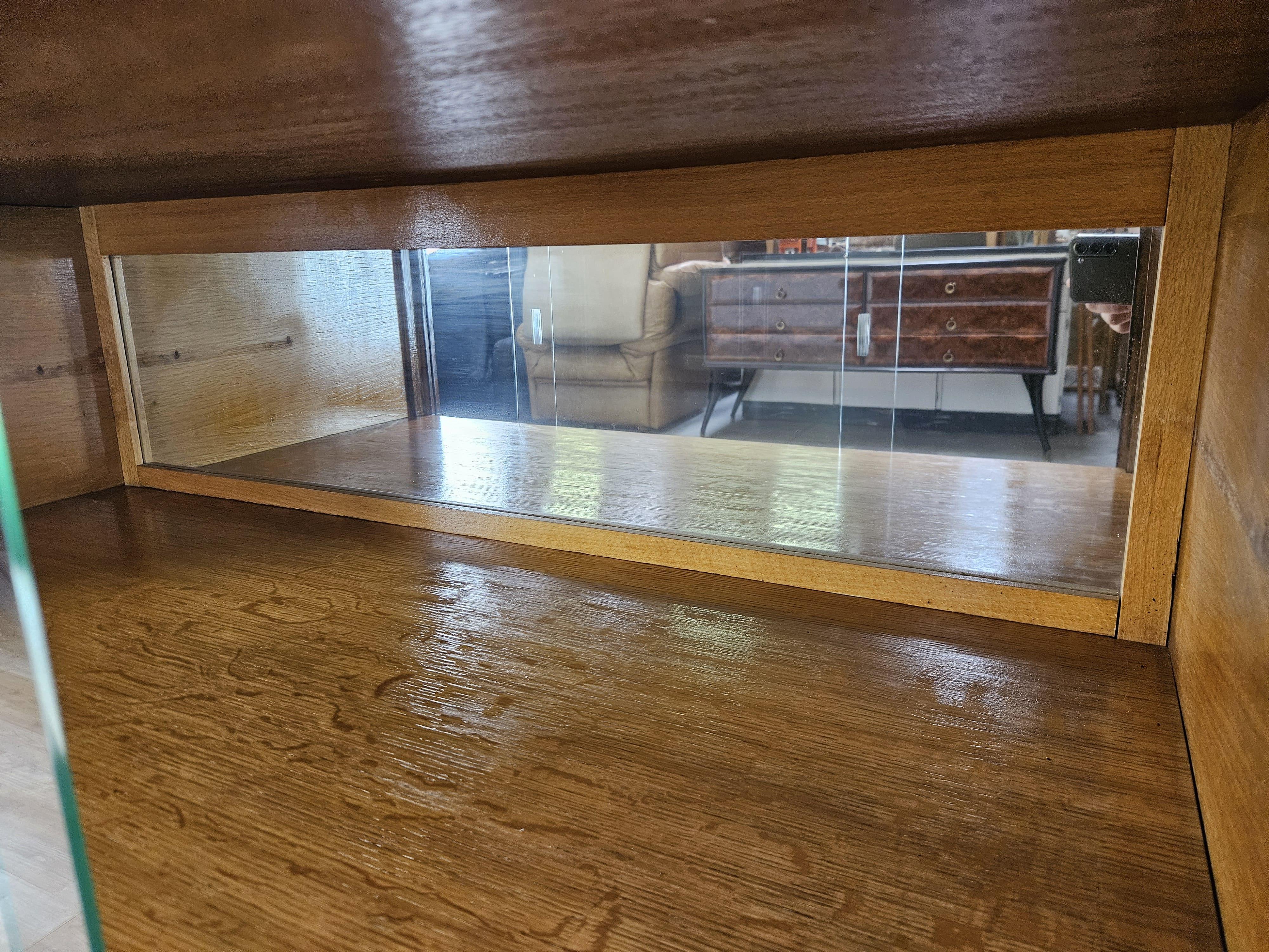 Antique Art Deco 1950s oak sideboard with sliding glass and decorations For Sale 11
