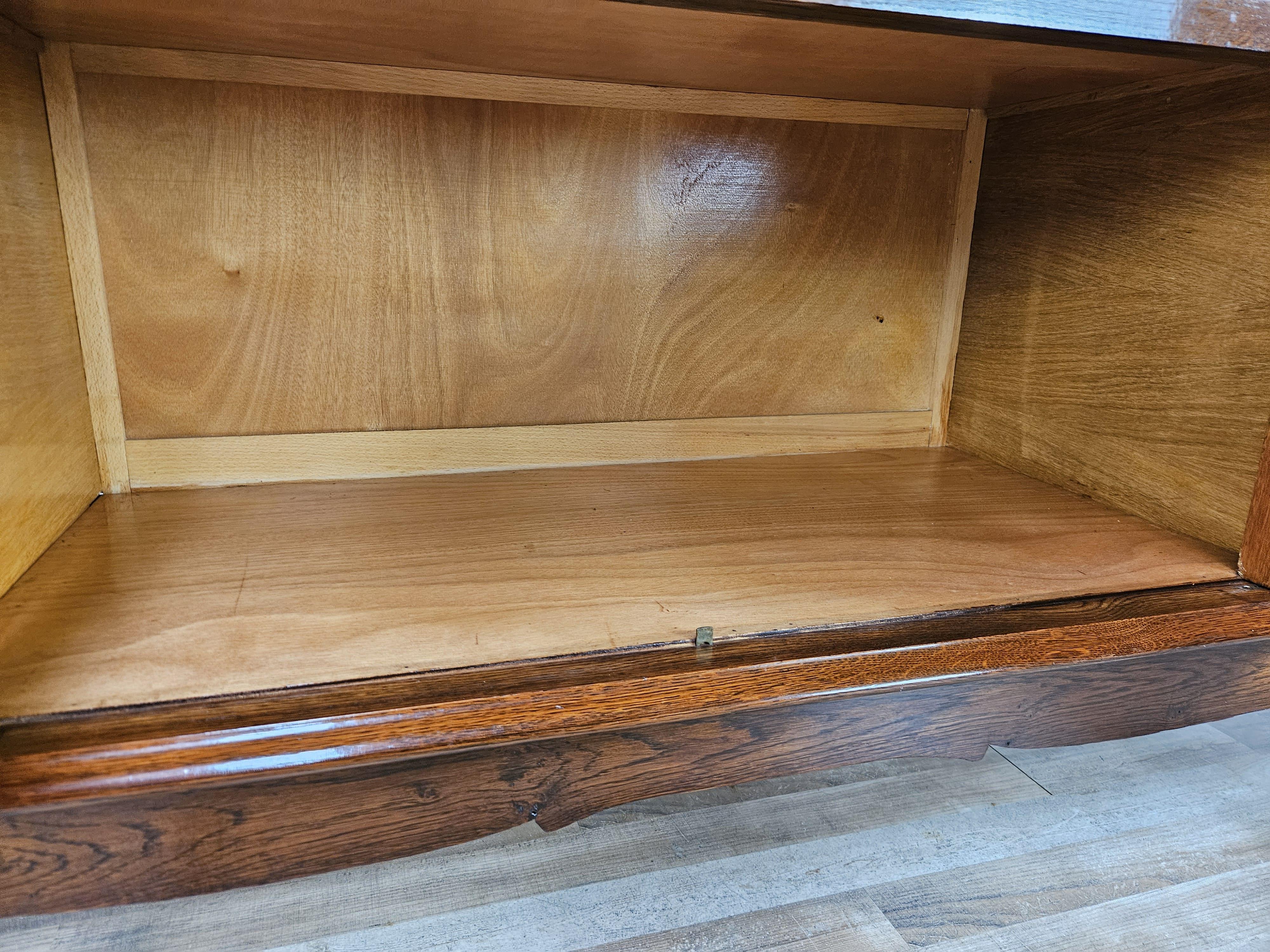 Antique Art Deco 1950s oak sideboard with sliding glass and decorations For Sale 14