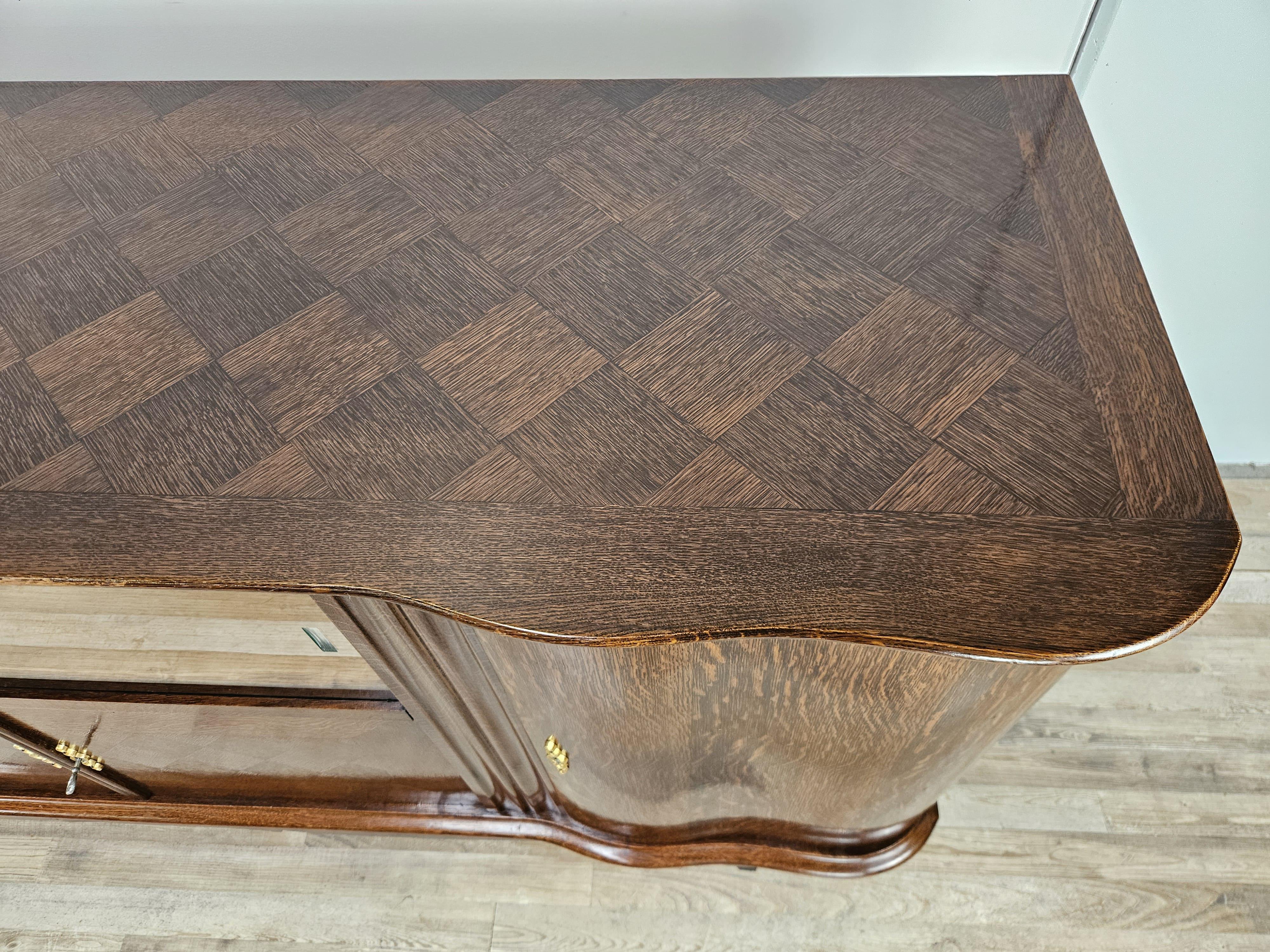 Antique Art Deco 1950s oak sideboard with sliding glass and decorations In Good Condition For Sale In Premariacco, IT