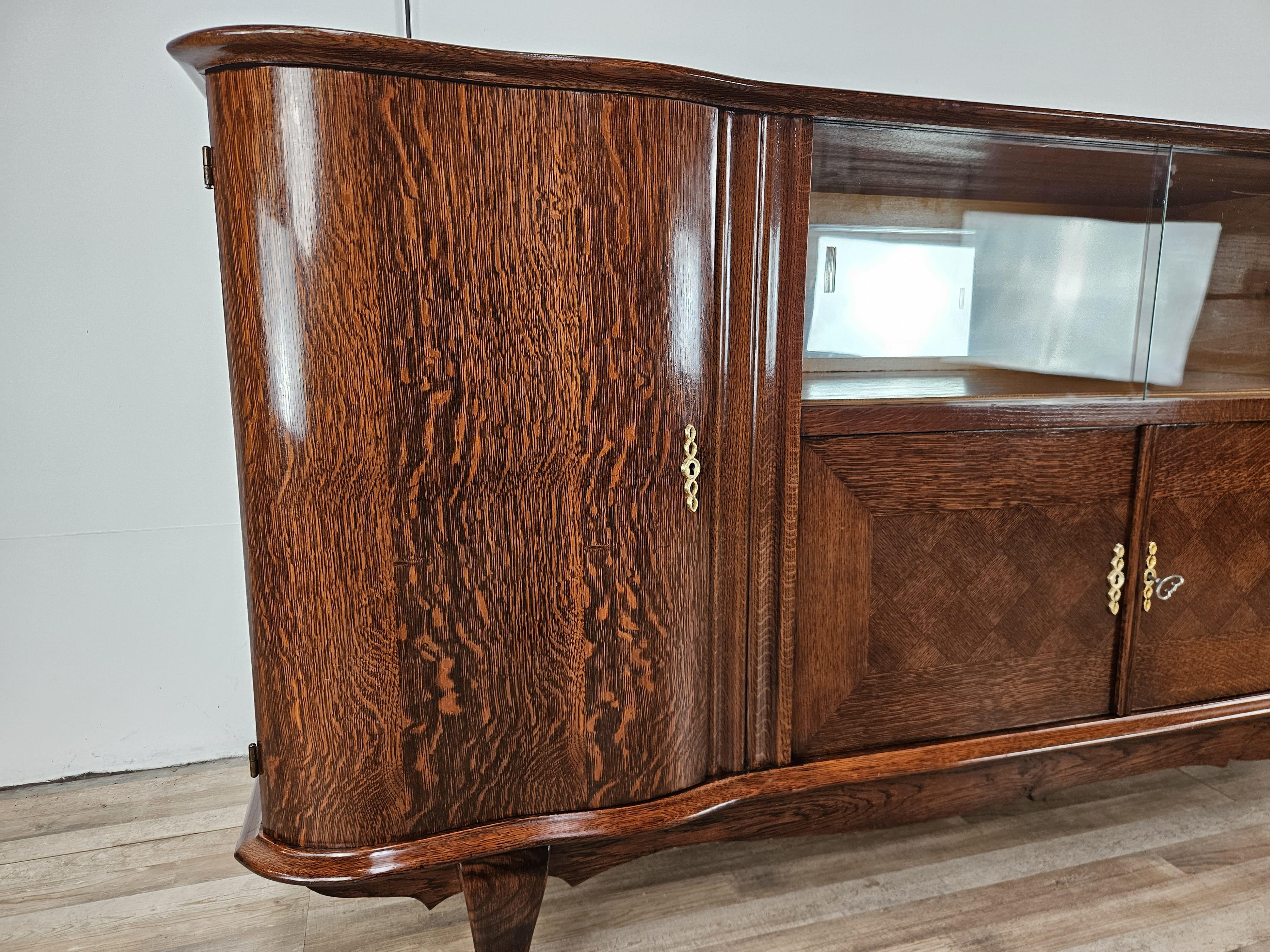 Antique Art Deco 1950s oak sideboard with sliding glass and decorations For Sale 3