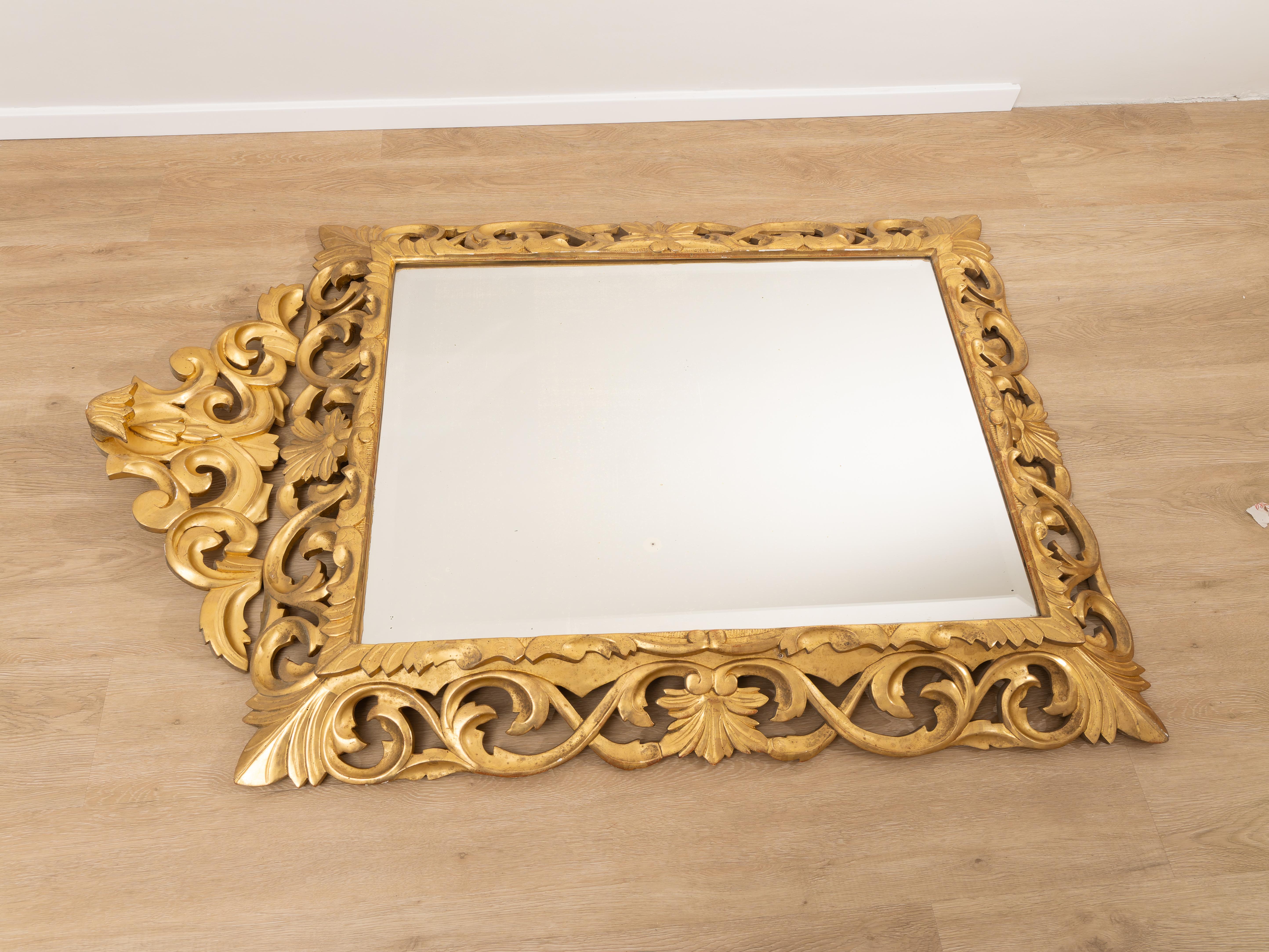 Miroir antique doré du 18e siècle, fabriqué en Italie. 
Extraordinaire miroir sculpté et doré à la feuille d'or d'Italie centrale du XVIIIe siècle. Le miroir est entièrement dans la patine d'origine de l'époque, y compris le miroir. 
Le prix de