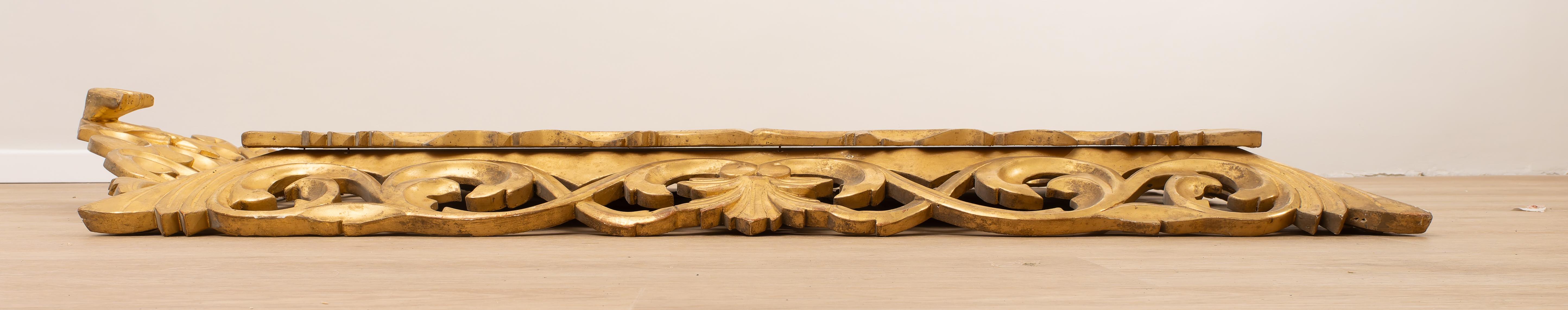 Sculpté Miroir doré ancien 18ème siècle en vente