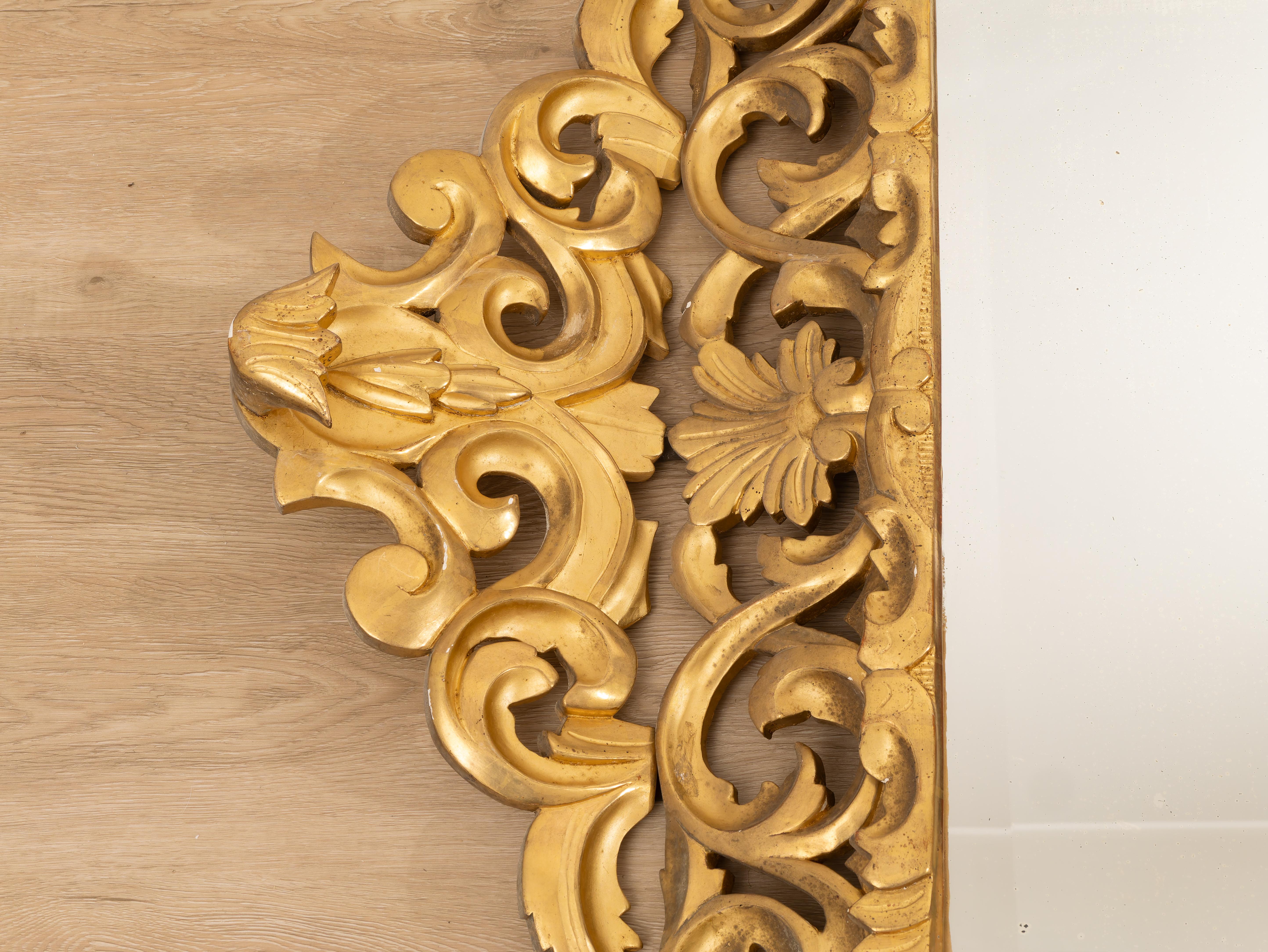 Miroir doré ancien 18ème siècle Bon état - En vente à Bastia Umbra, IT