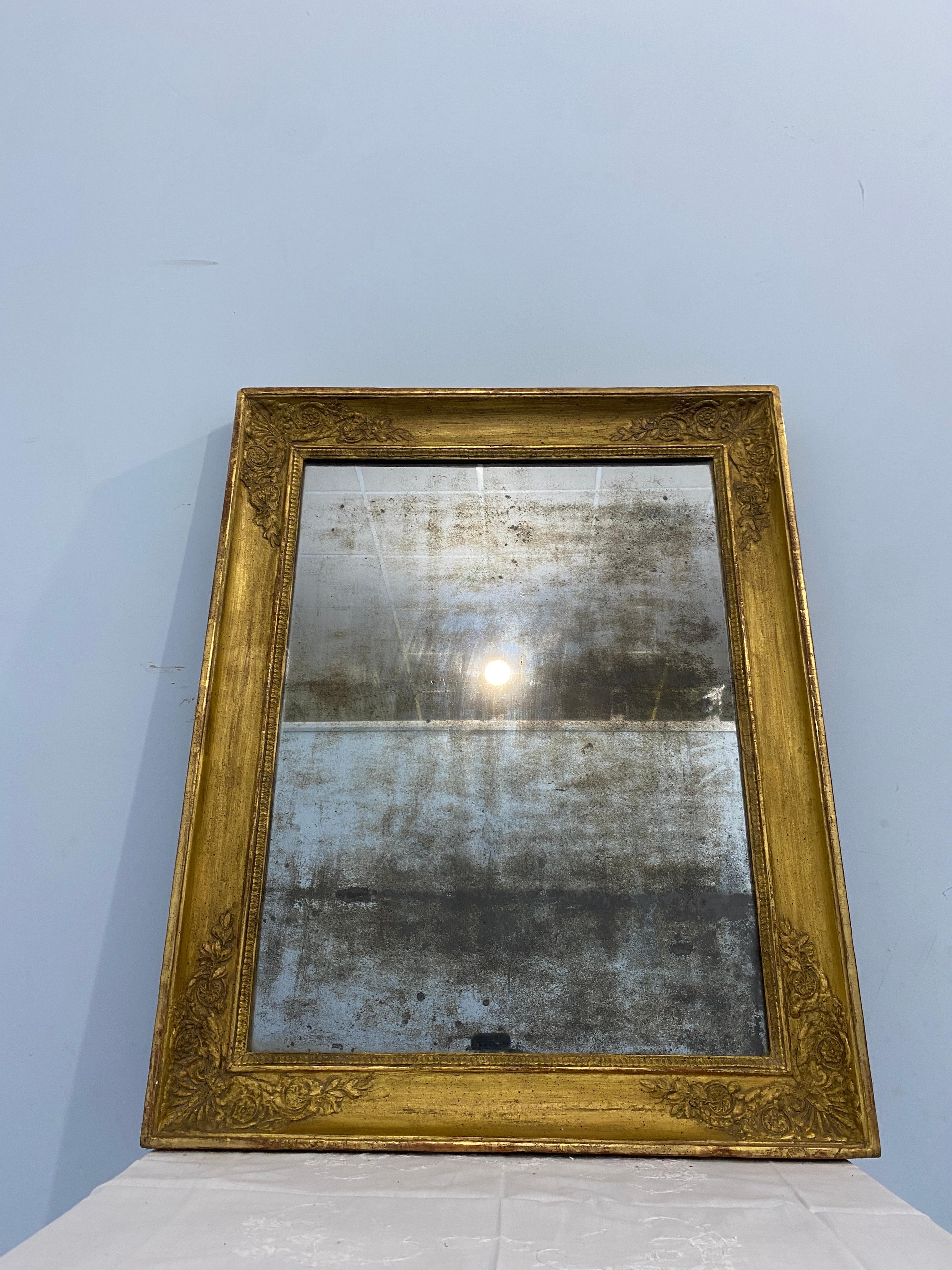 French Miroir ancien français doré à la feuille d'or d'époque Empire des années 1820 en vente
