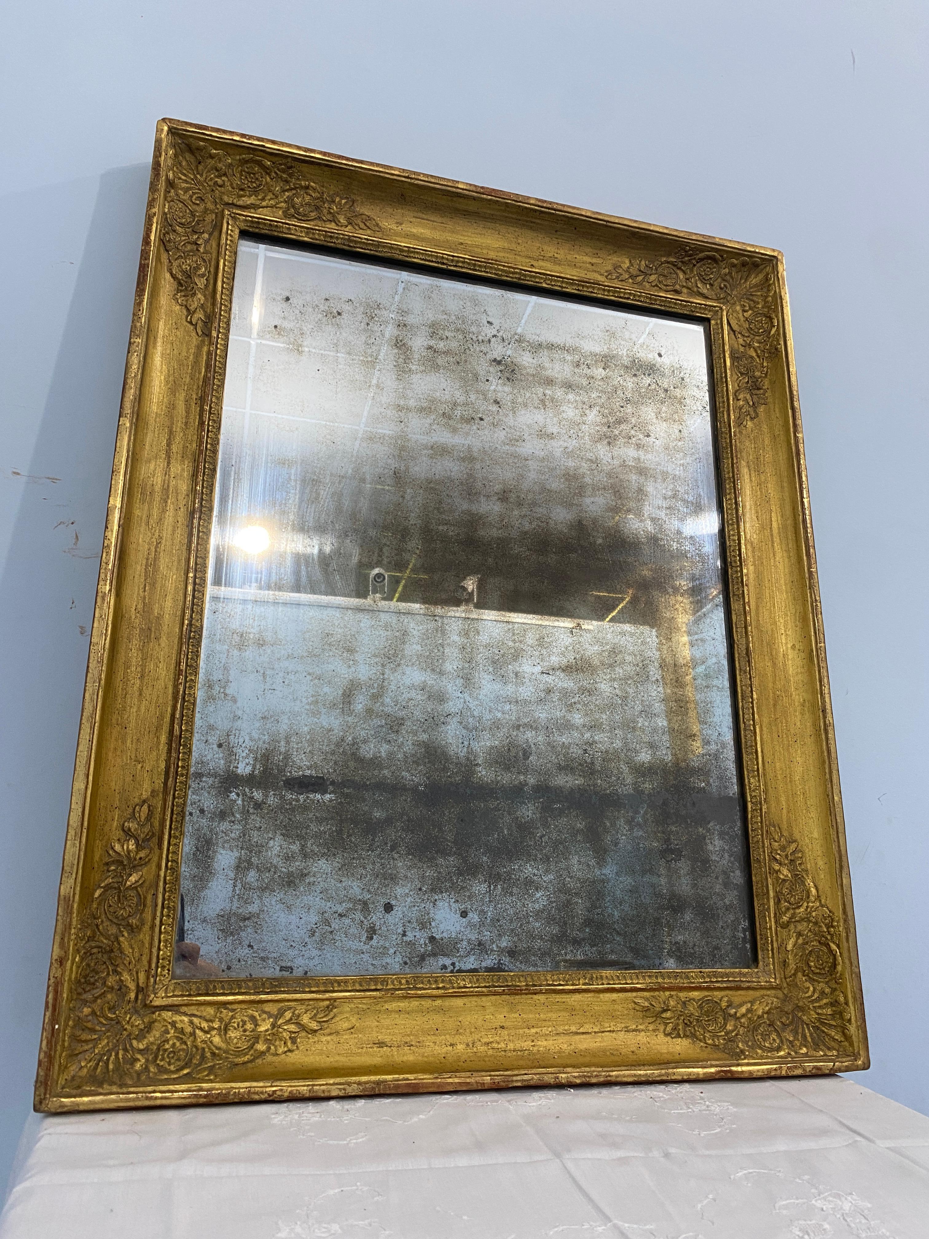 Doré Miroir ancien français doré à la feuille d'or d'époque Empire des années 1820 en vente