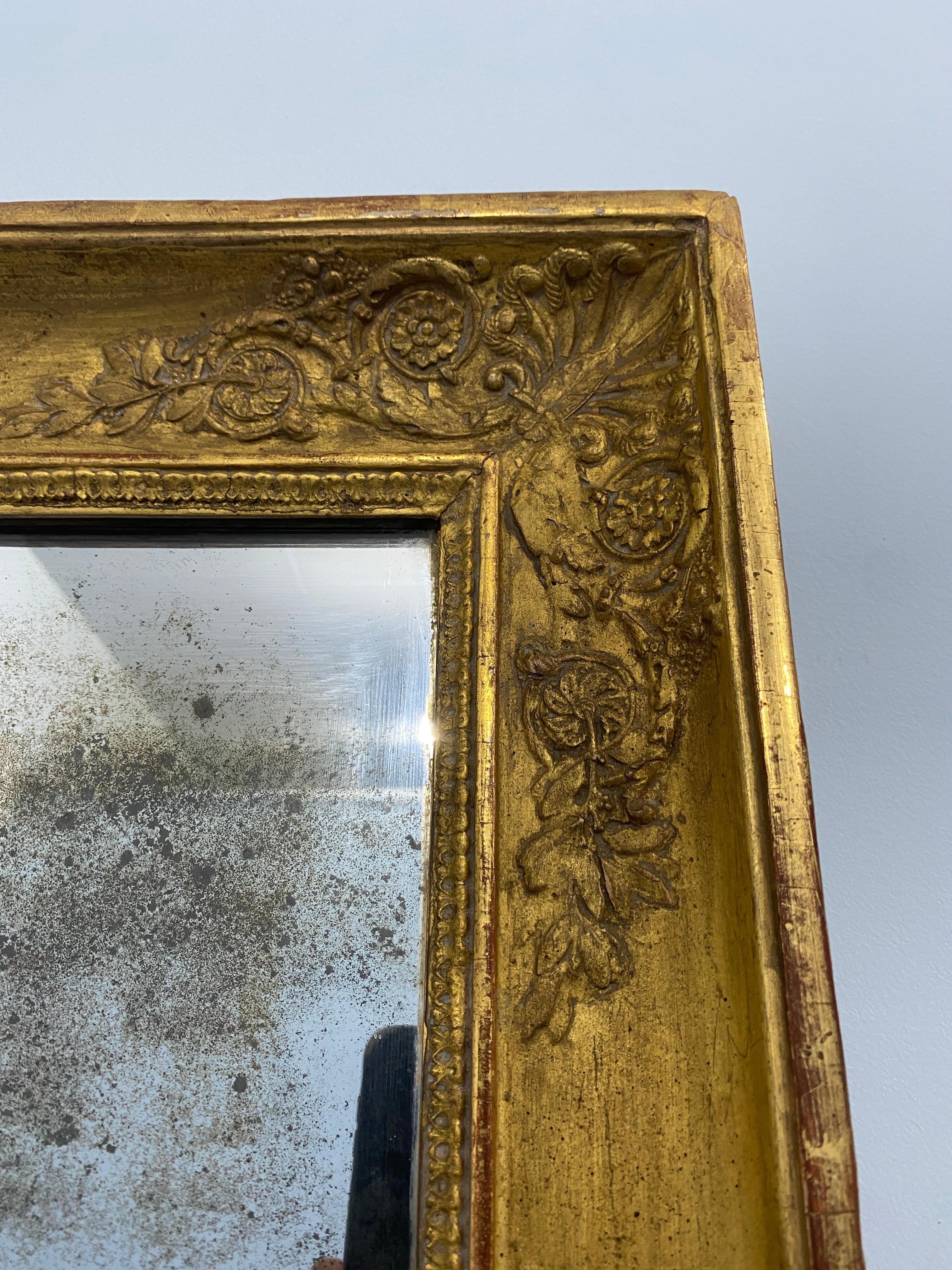 Early 19th Century Miroir ancien français doré à la feuille d'or d'époque Empire des années 1820 en vente