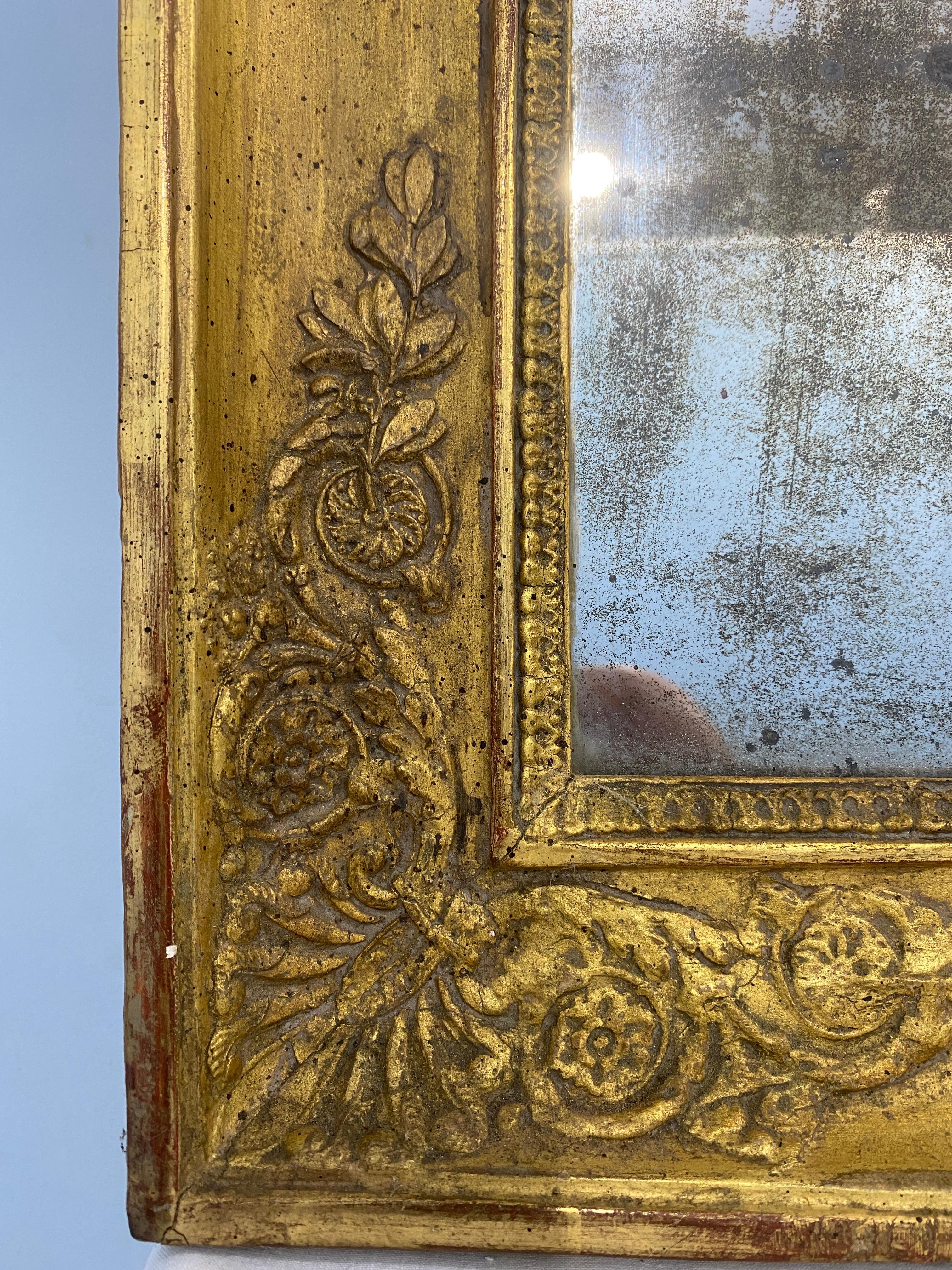 Gesso Miroir ancien français doré à la feuille d'or d'époque Empire des années 1820 en vente
