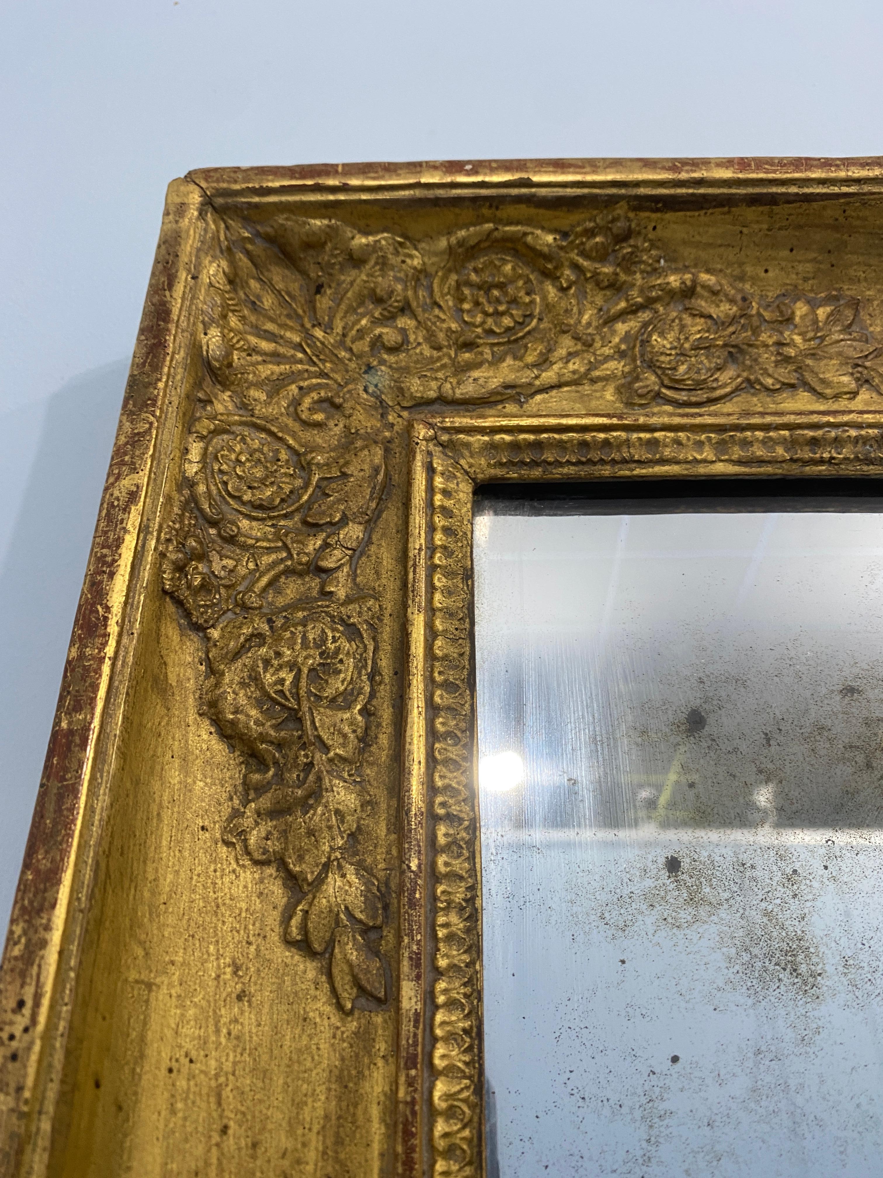 Miroir ancien français doré à la feuille d'or d'époque Empire des années 1820 en vente 1