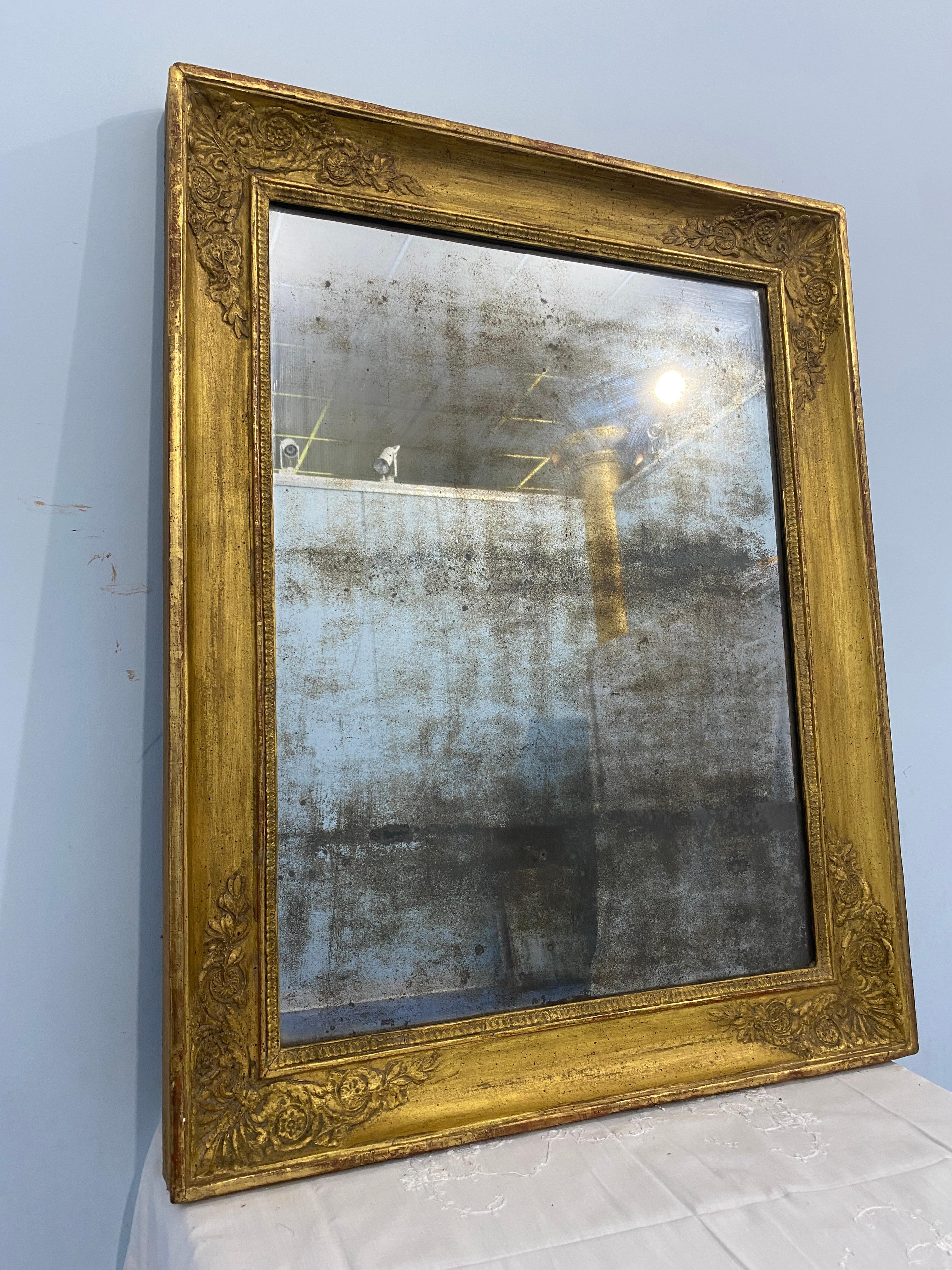 Miroir ancien français doré à la feuille d'or d'époque Empire des années 1820 en vente 2