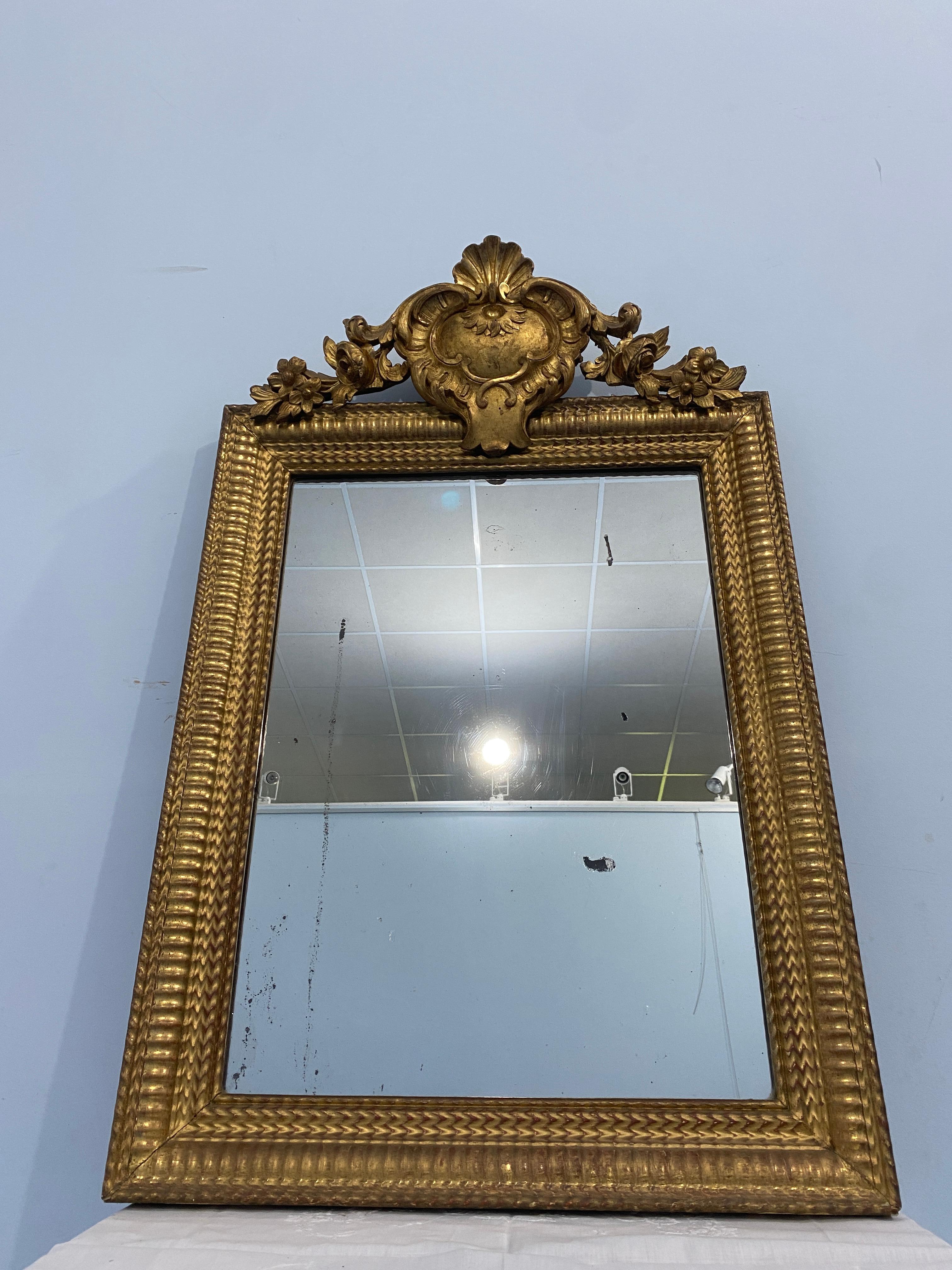 Antique French gilded gold leaf mirror Louis Philippe era, 1850s In Good Condition For Sale In Traversetolo, IT
