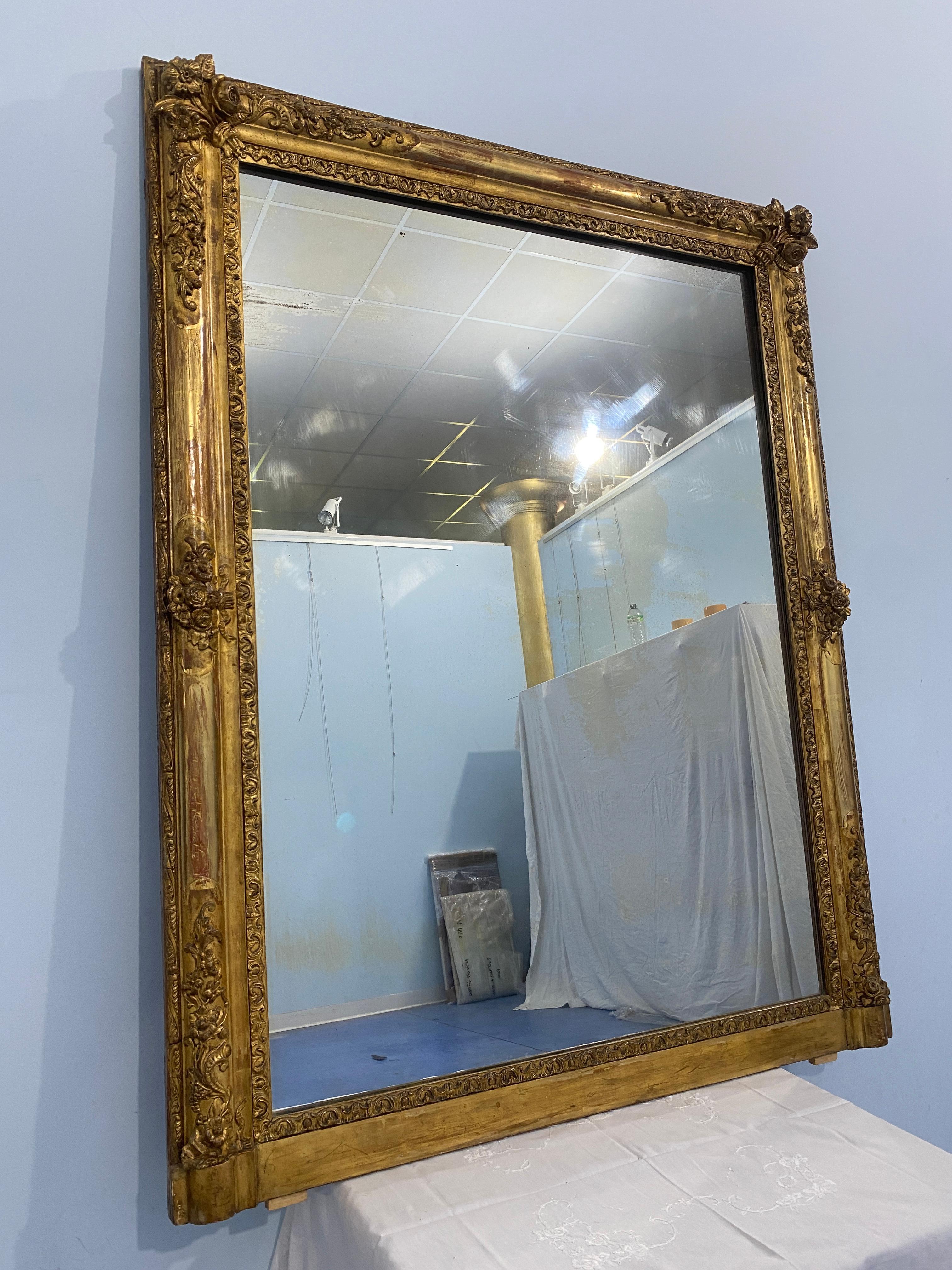 Antica specchiera francese dorata a foglia d'oro epoca Napoleone Terzo, 1870 For Sale 6