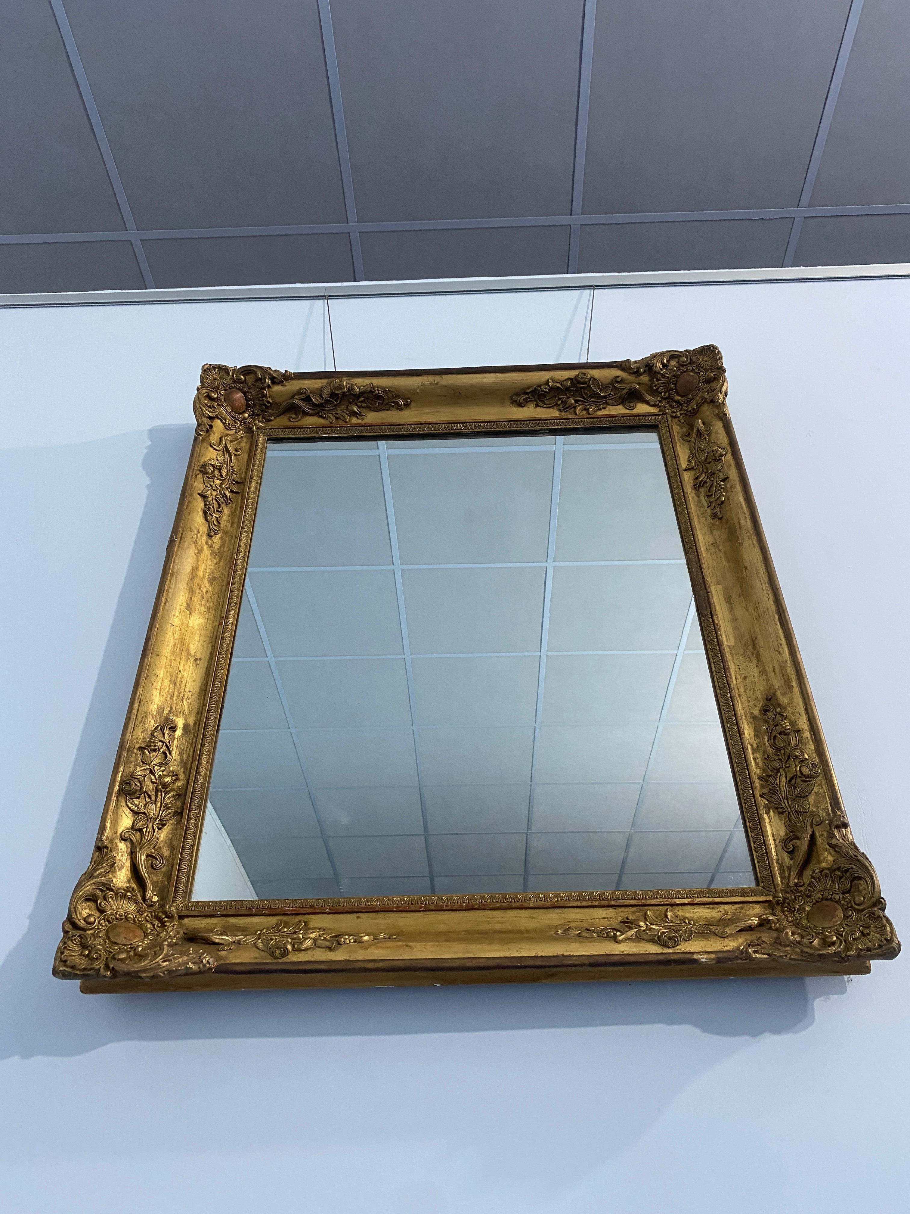 Doré Miroir ancien français doré à la feuille d'or de l'époque Napoléon III, 1870 en vente