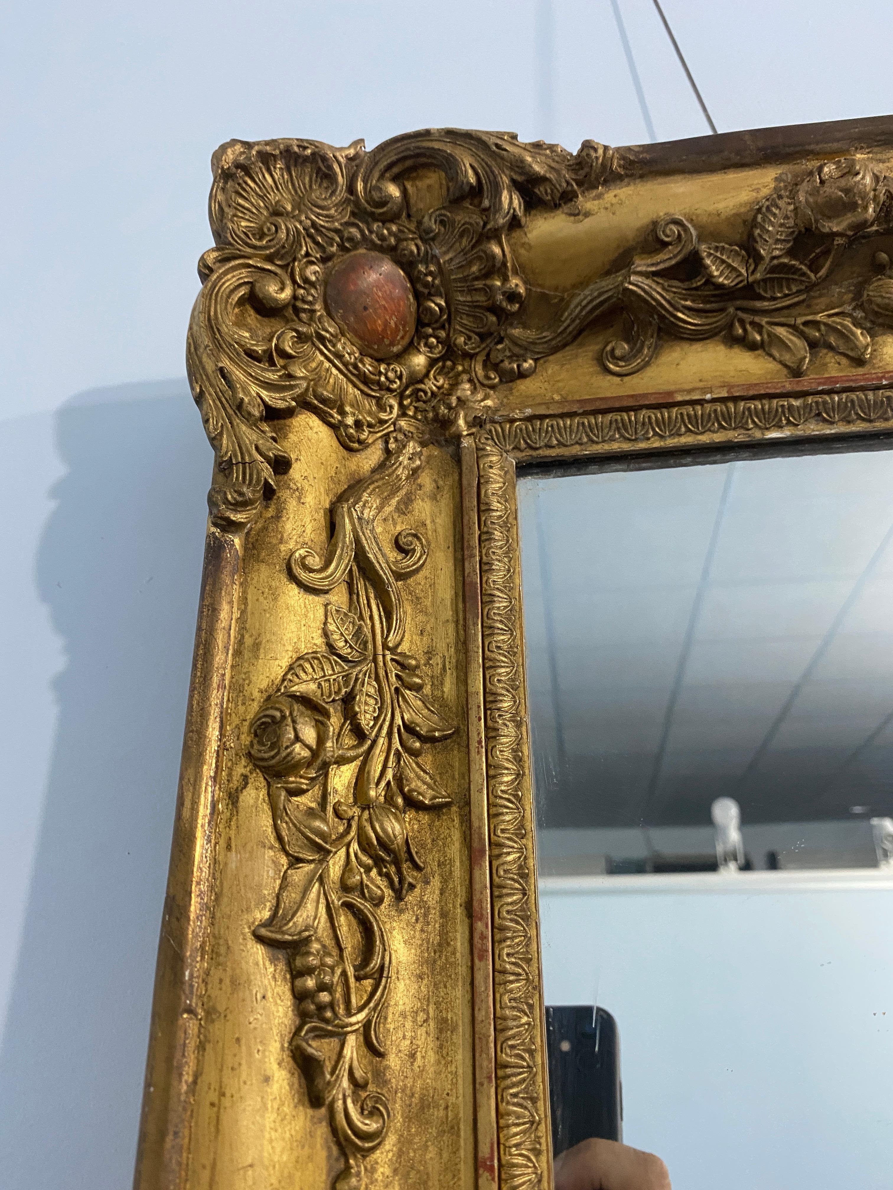Antiguo espejo francés dorado con pan de oro de la época de Napoleón III, 1870 en Bueno estado para la venta en Traversetolo, IT